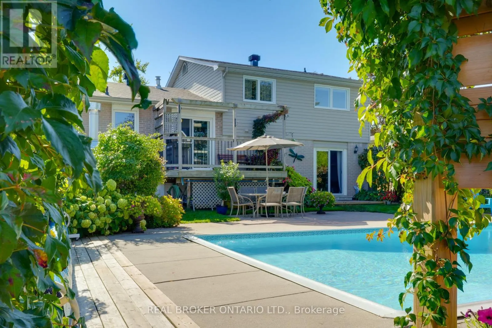33 PORTER CRESCENT