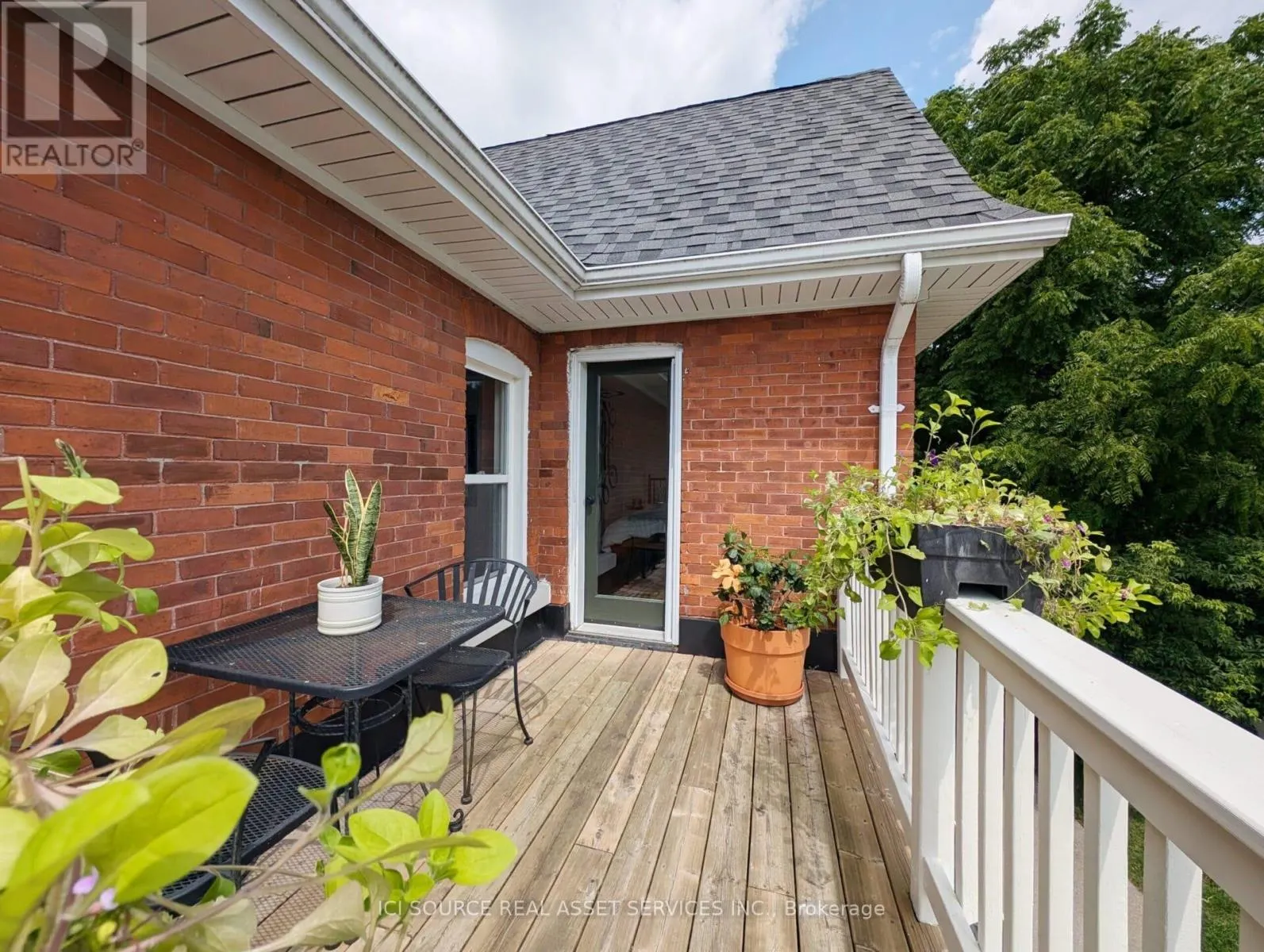260 COLBORNE STREET W