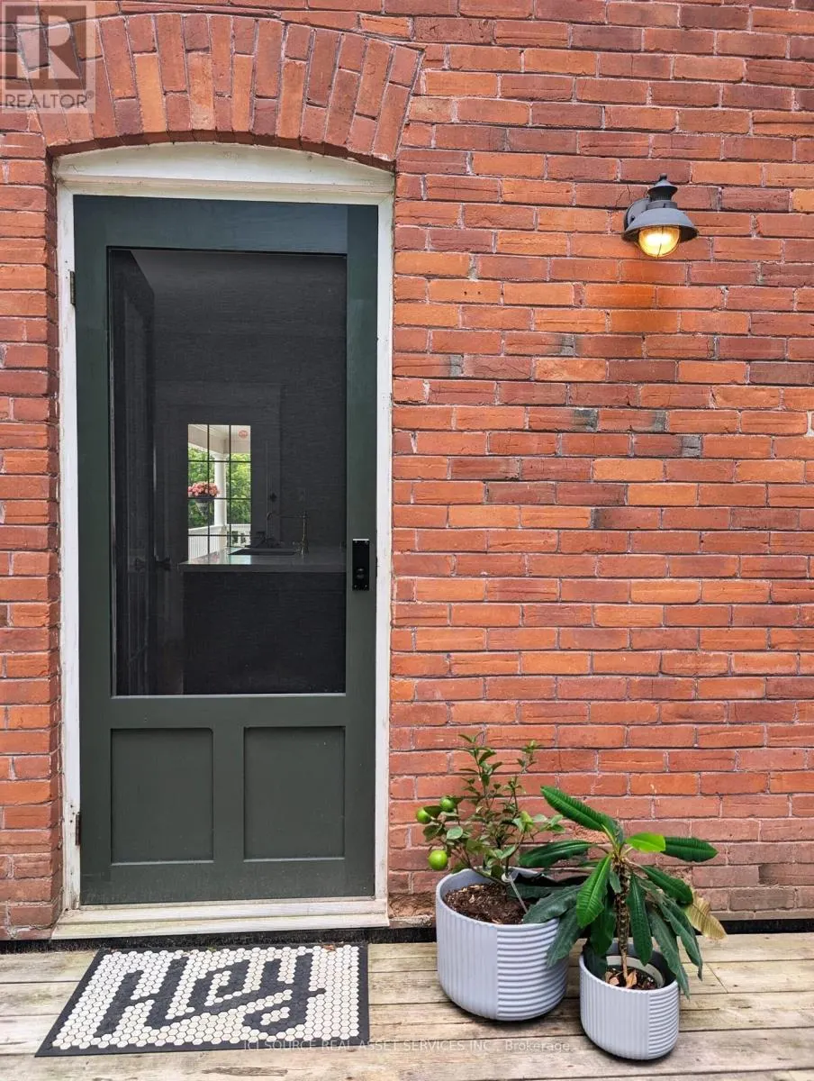 260 COLBORNE STREET W