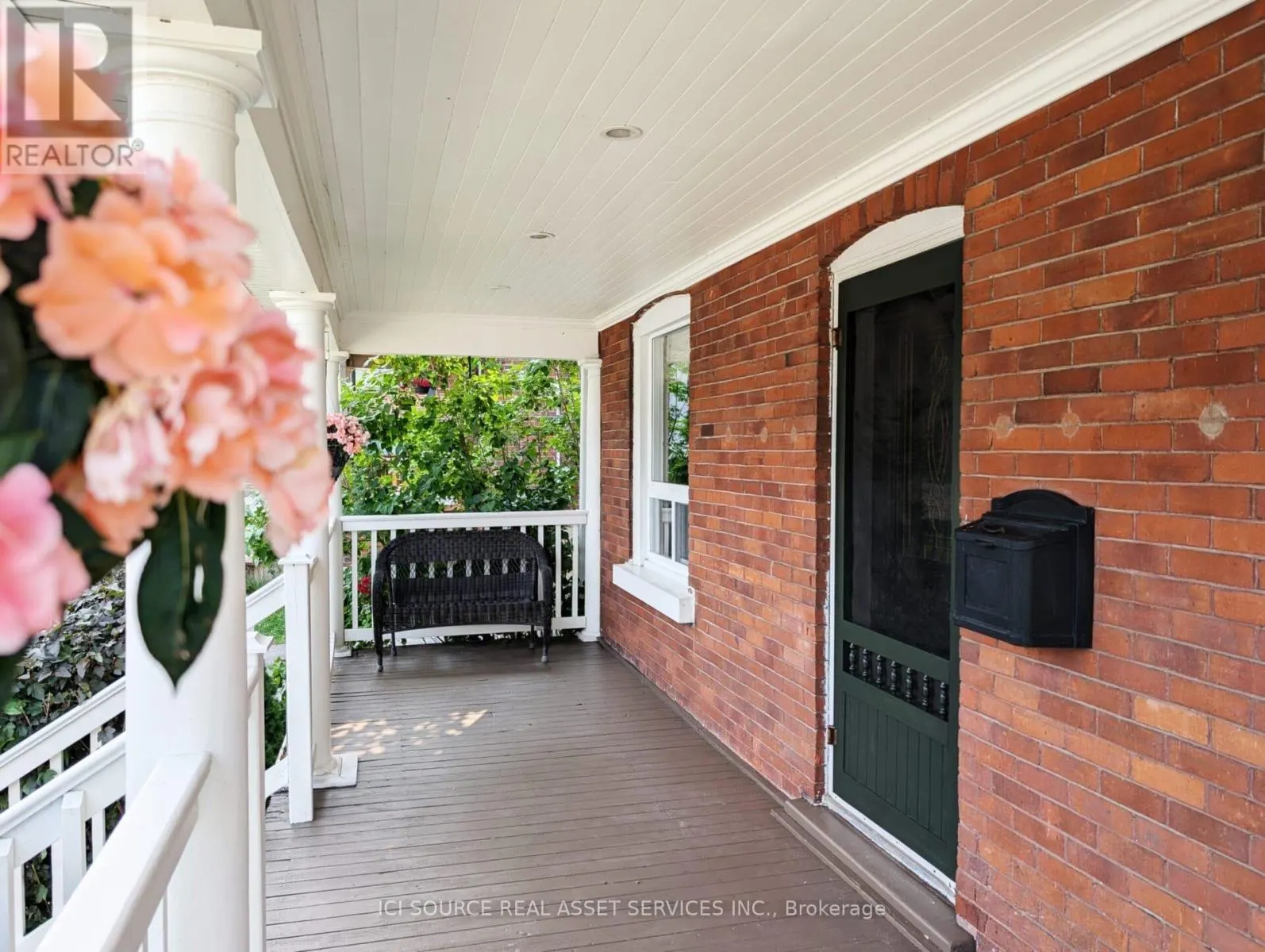 260 COLBORNE STREET W