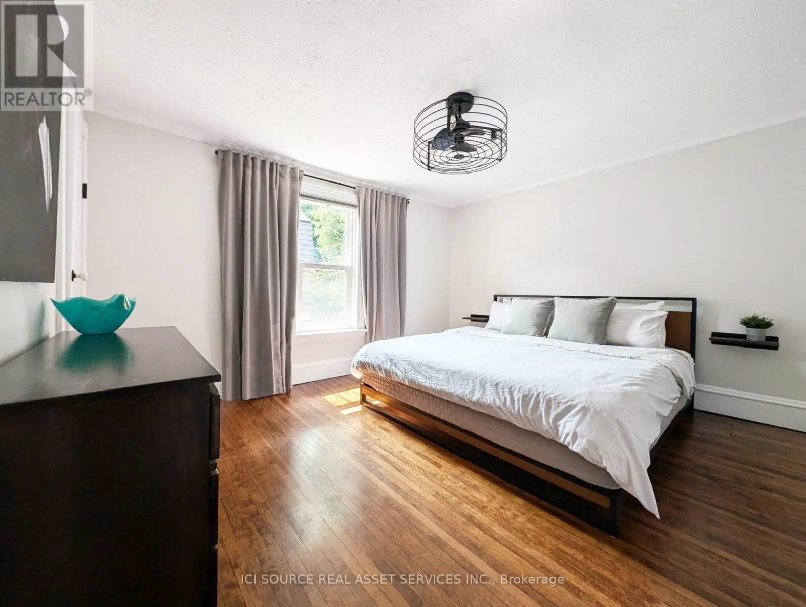 260 COLBORNE STREET W