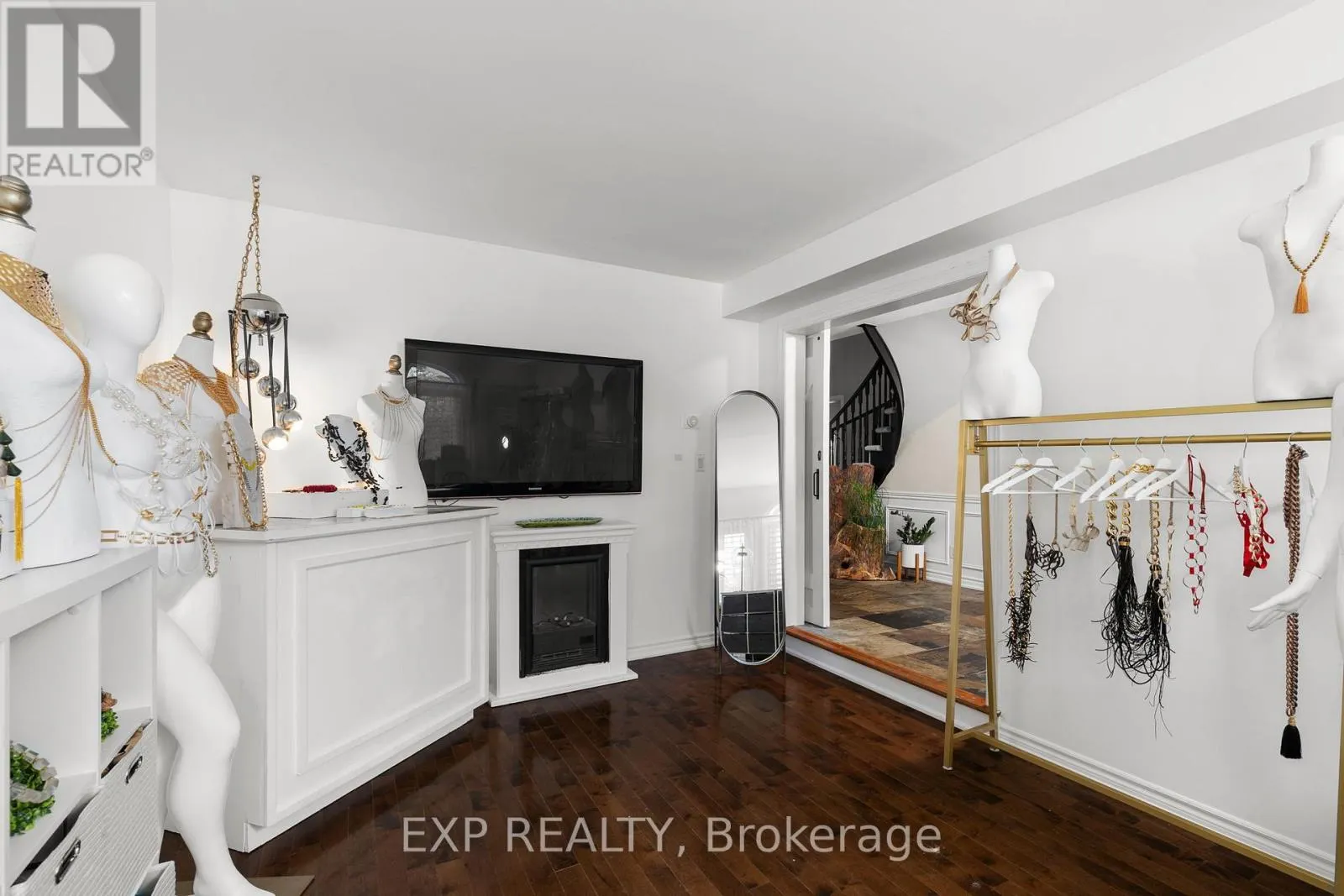 71 CITYVIEW CIRCLE