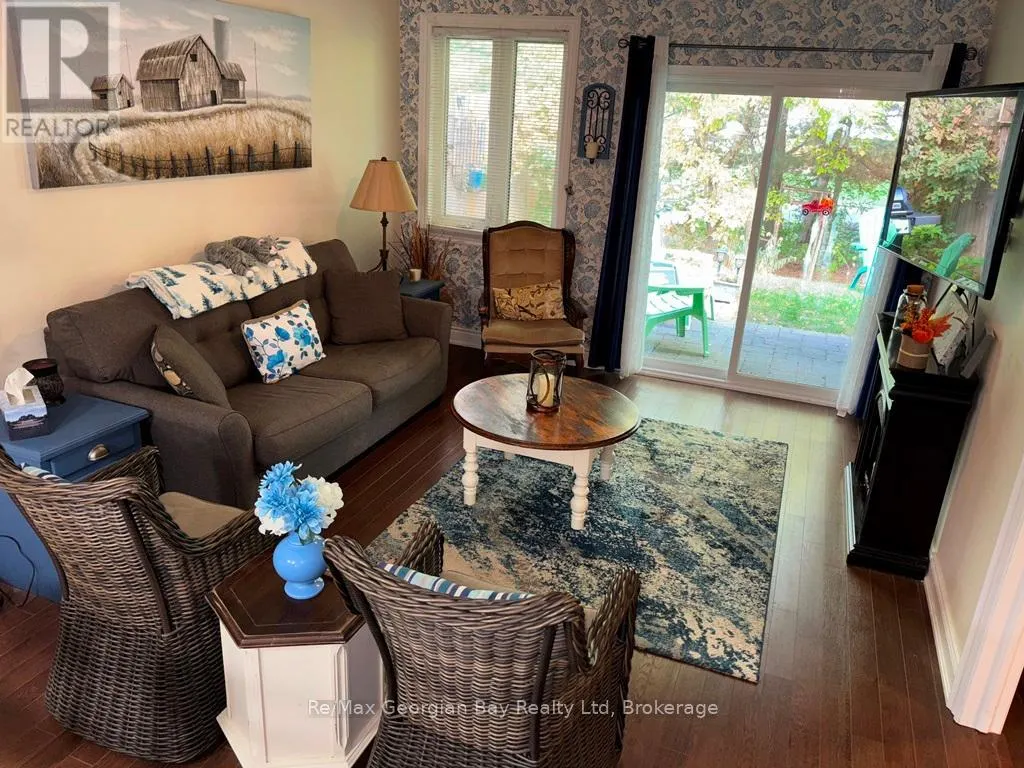 10 MAPLE COURT