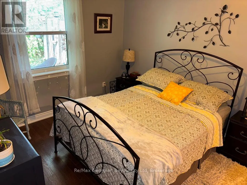 10 MAPLE COURT