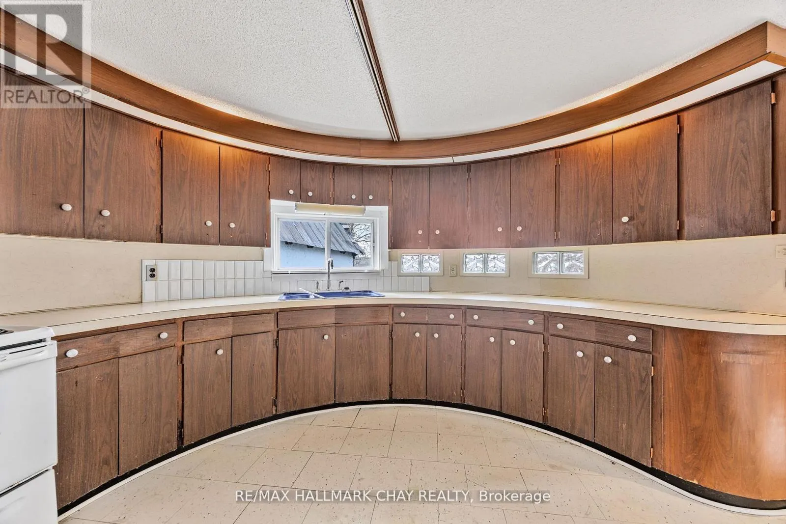 4 LAKESHORE ROAD