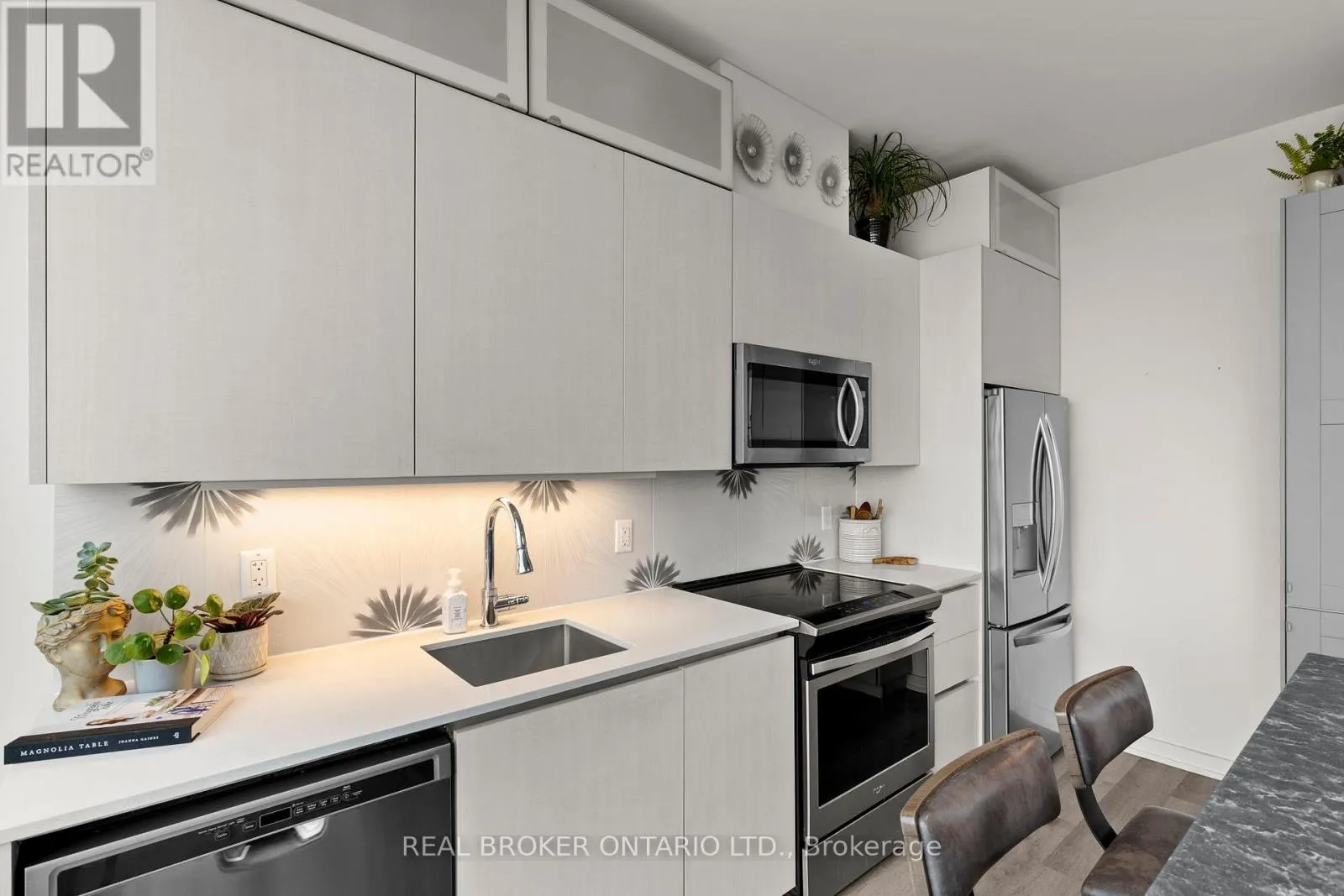 321 - 21 MATCHEDASH STREET S