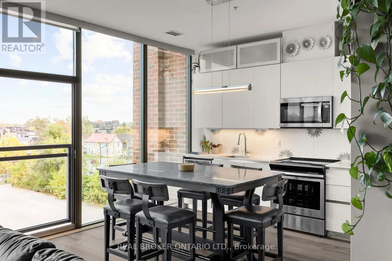 321 - 21 MATCHEDASH STREET S