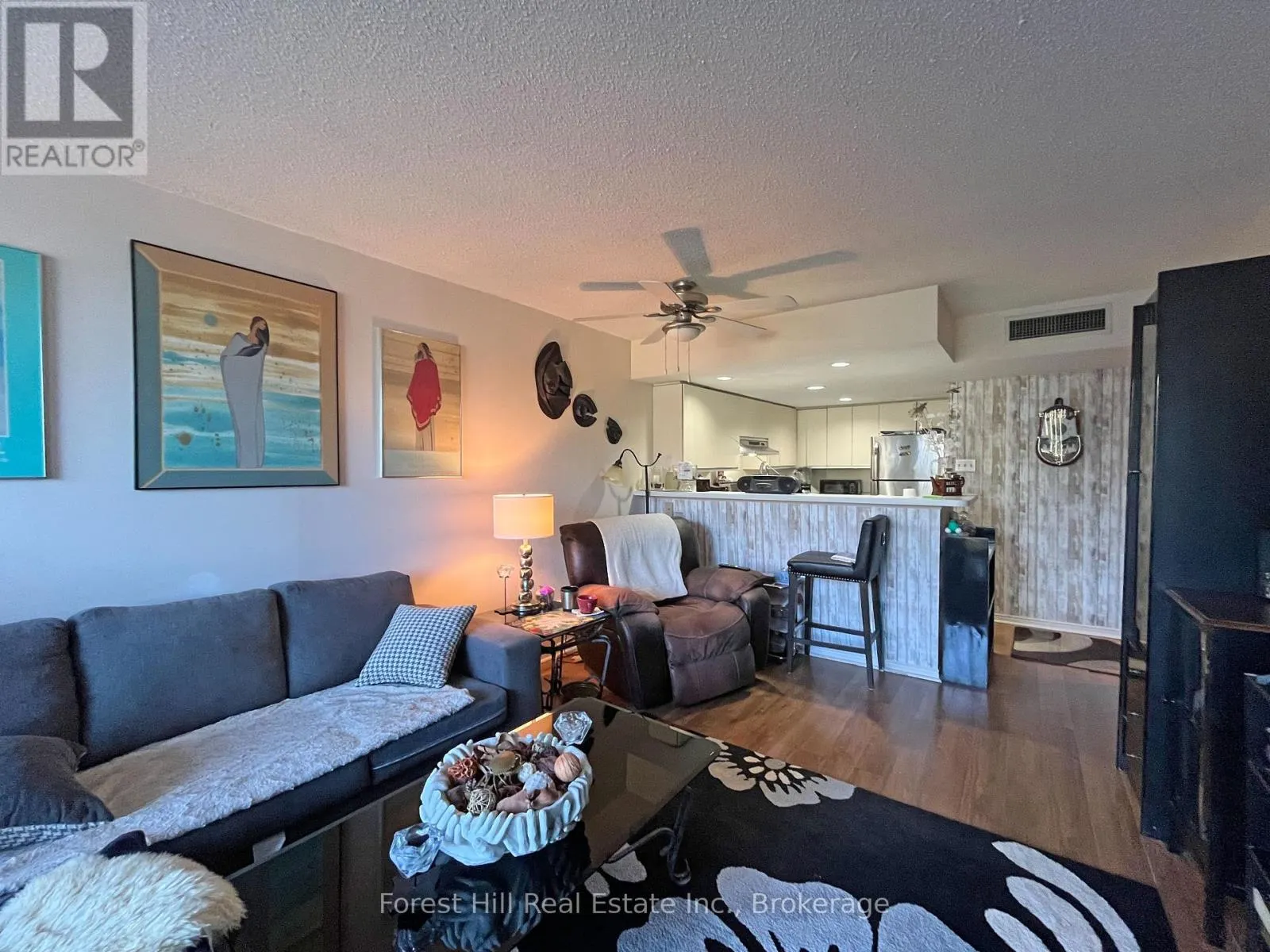 402 - 24 RAMBLINGS WAY, #402