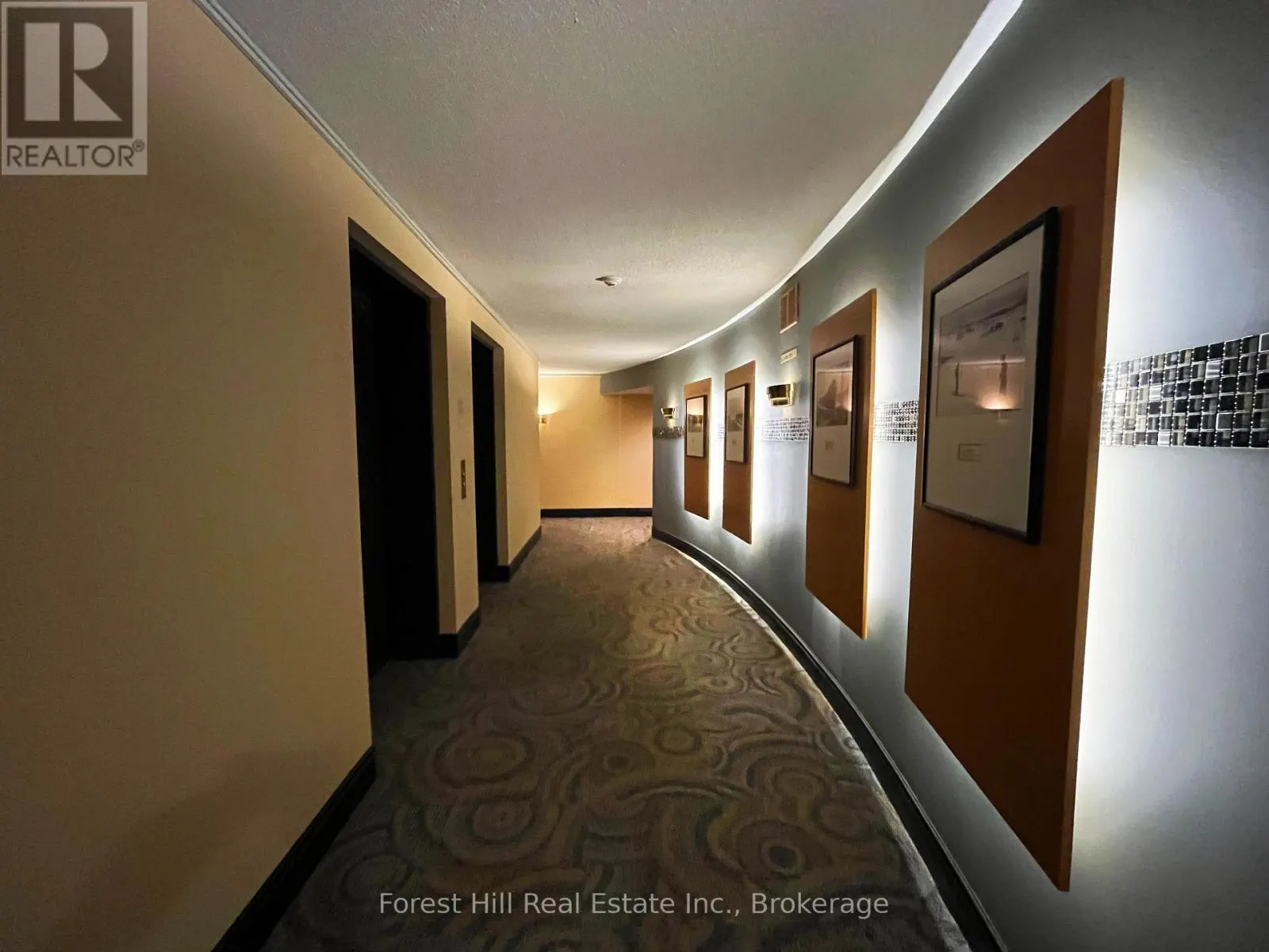 402 - 24 RAMBLINGS WAY, #402