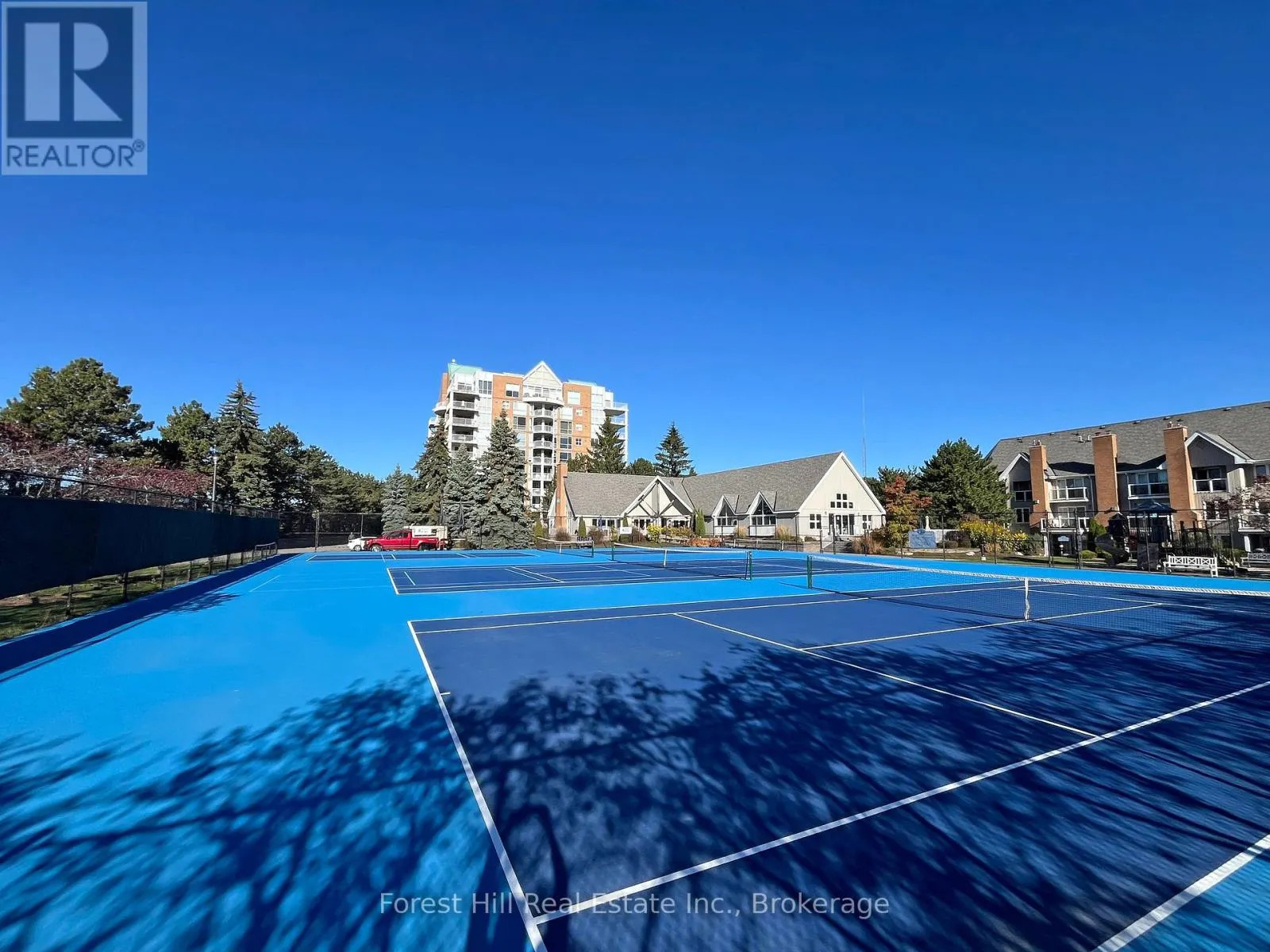 402 - 24 RAMBLINGS WAY, #402