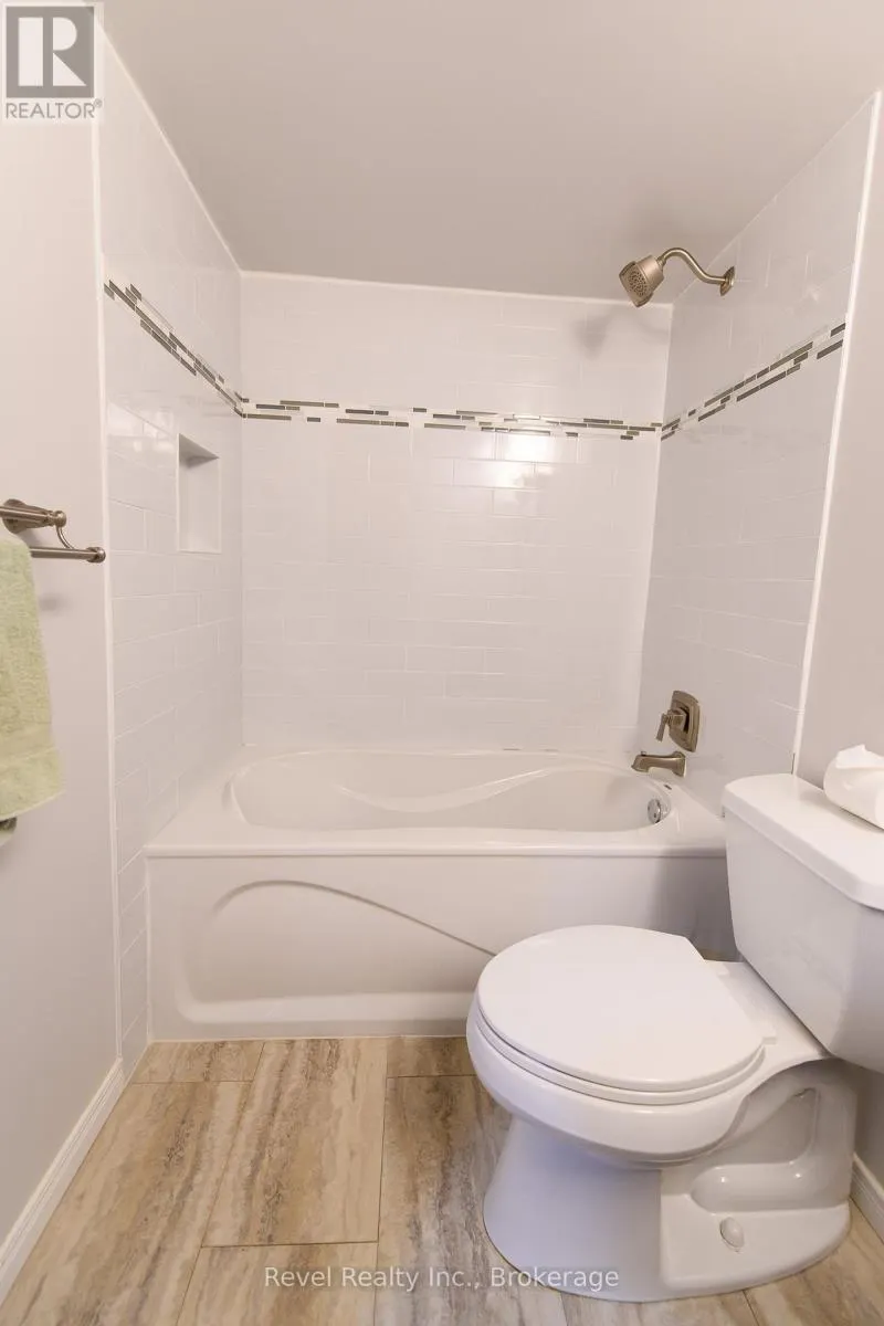 305 - 24 RAMBLINGS WAY, #305