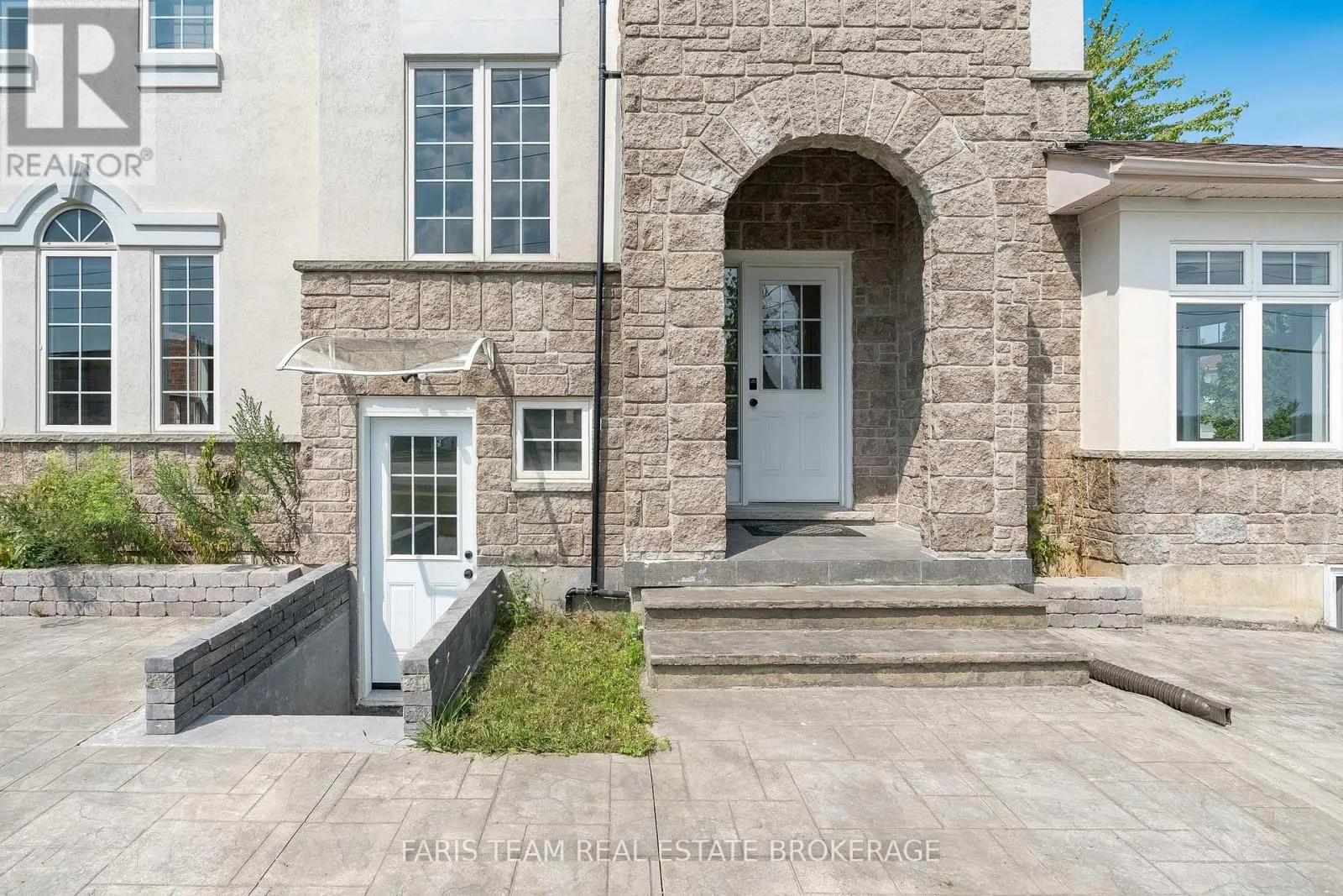 2 VANESSA DRIVE