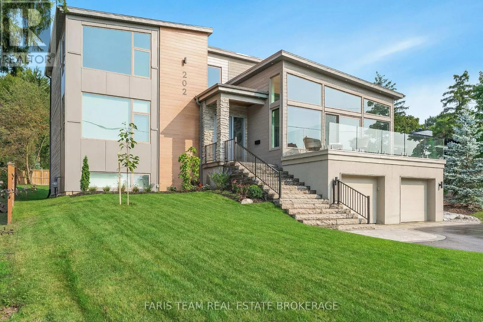 202 KEMPENFELT DRIVE