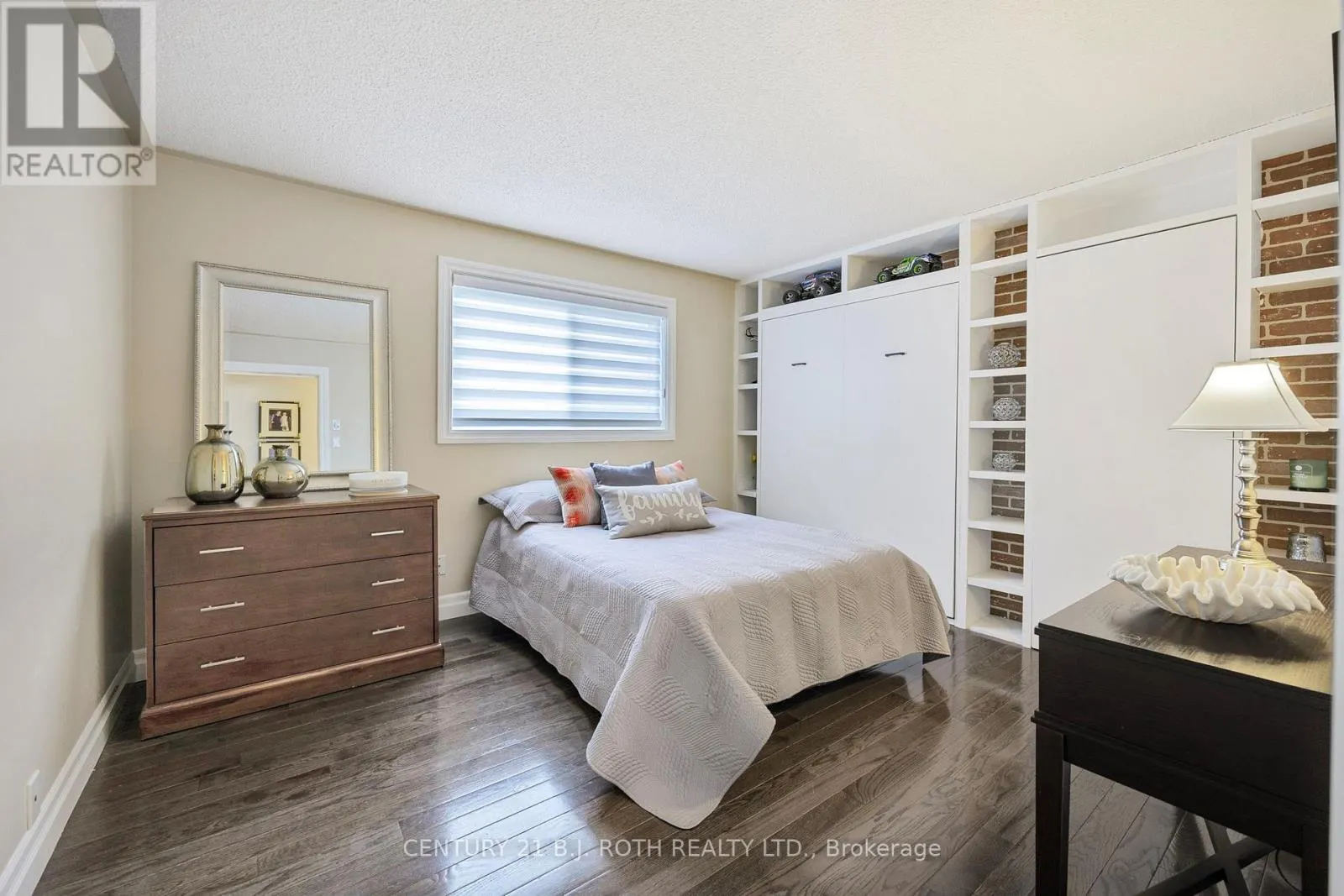 10 ALLEN DRIVE N