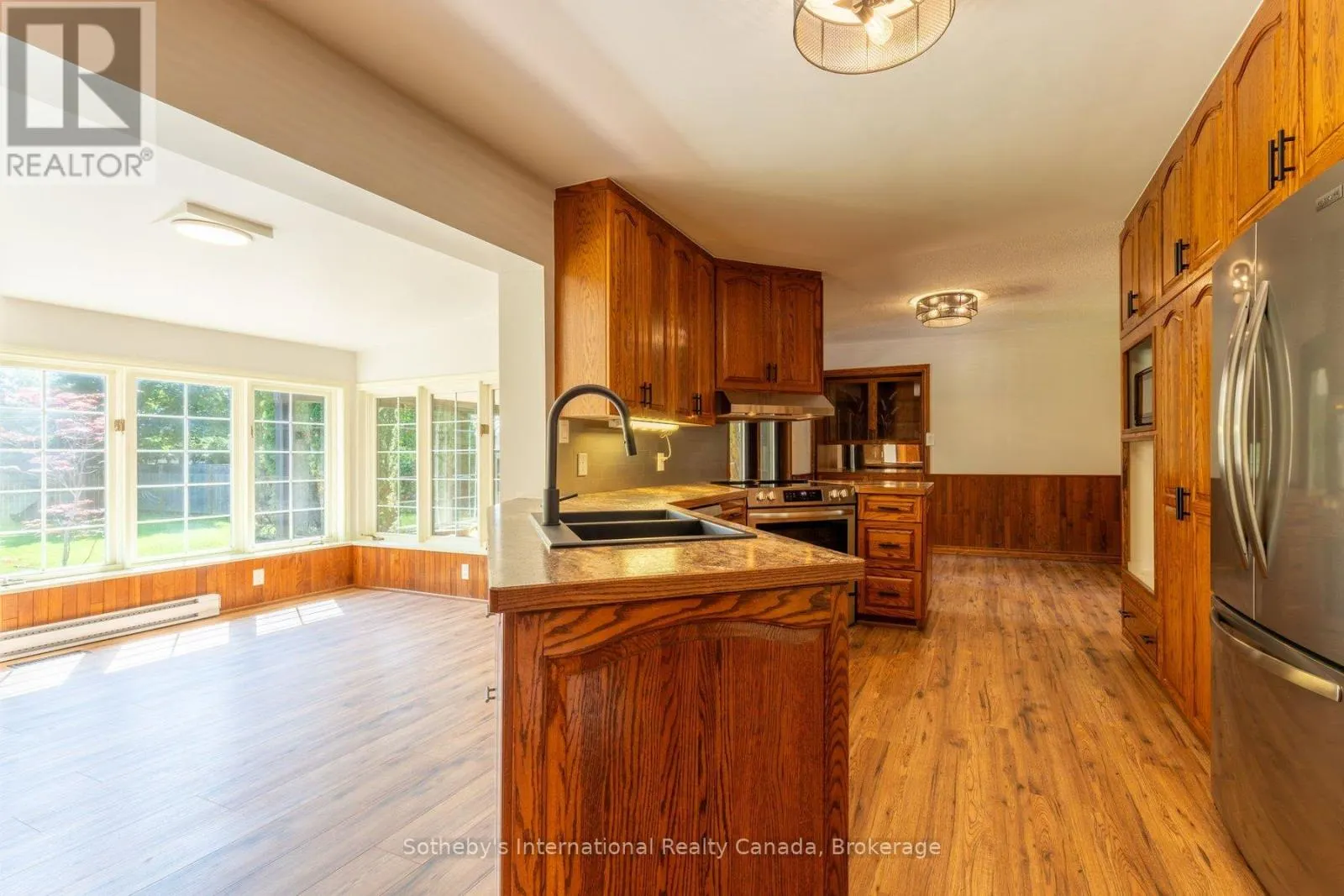 31 ELIZABETH STREET E