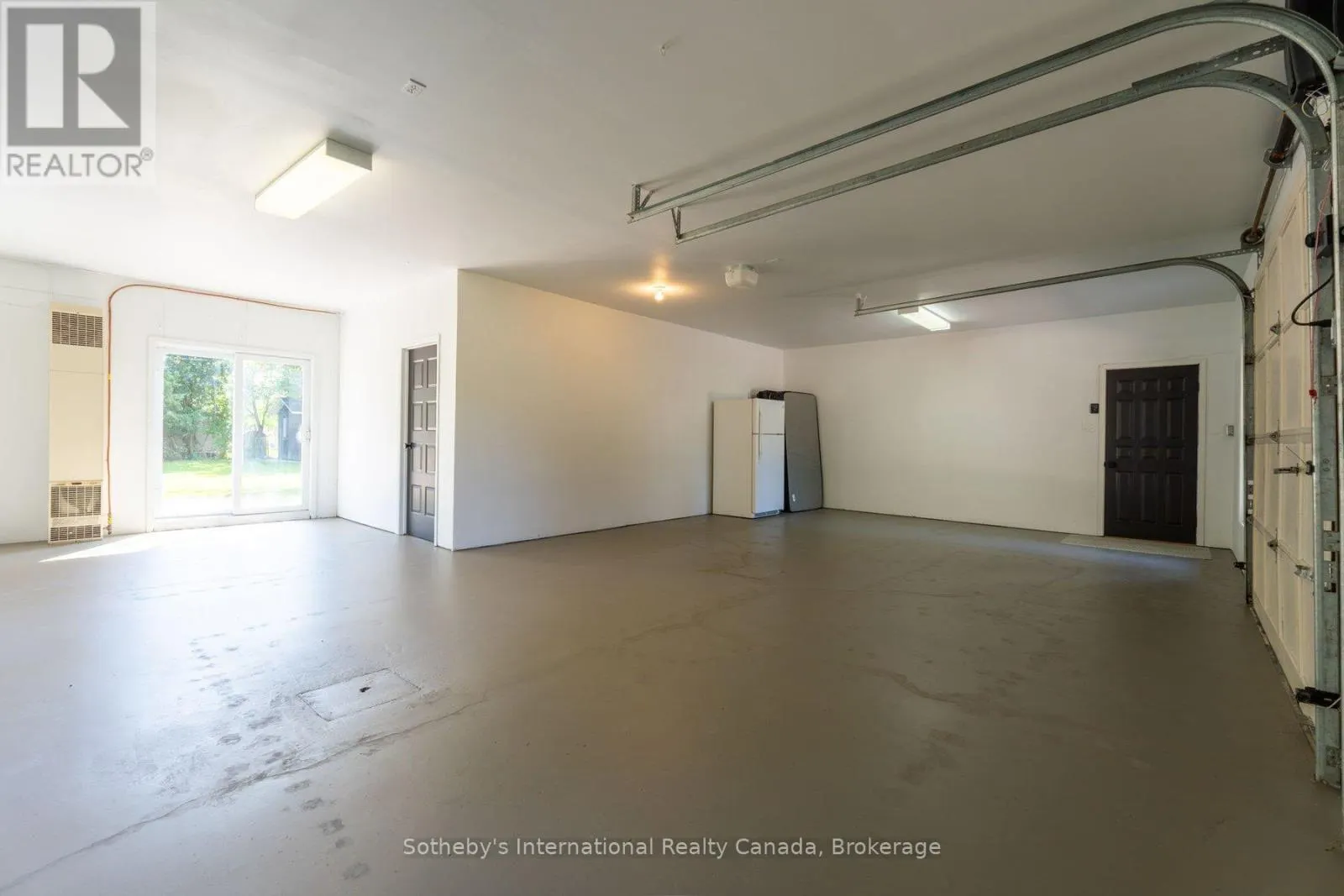 31 ELIZABETH STREET E