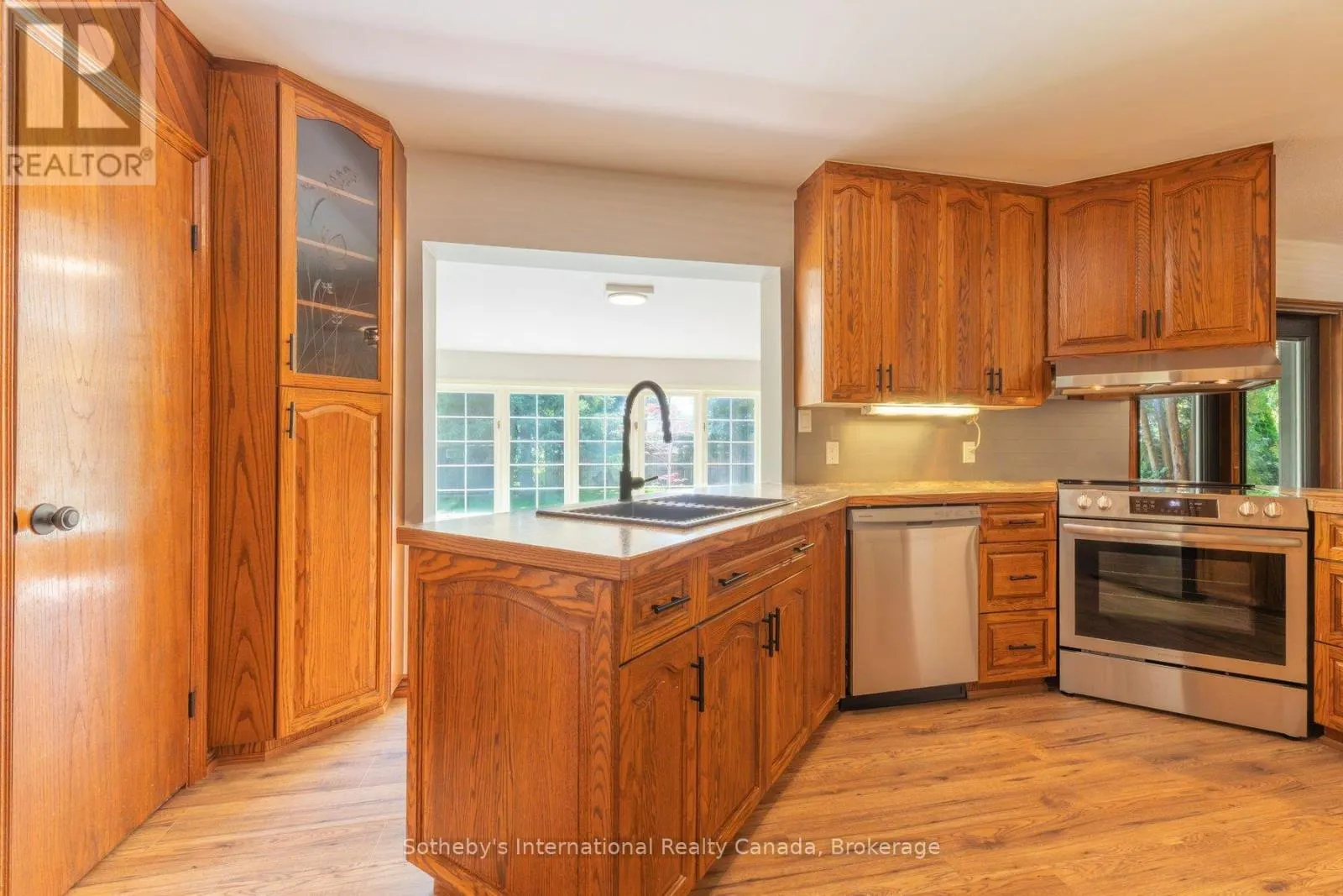 31 ELIZABETH STREET E