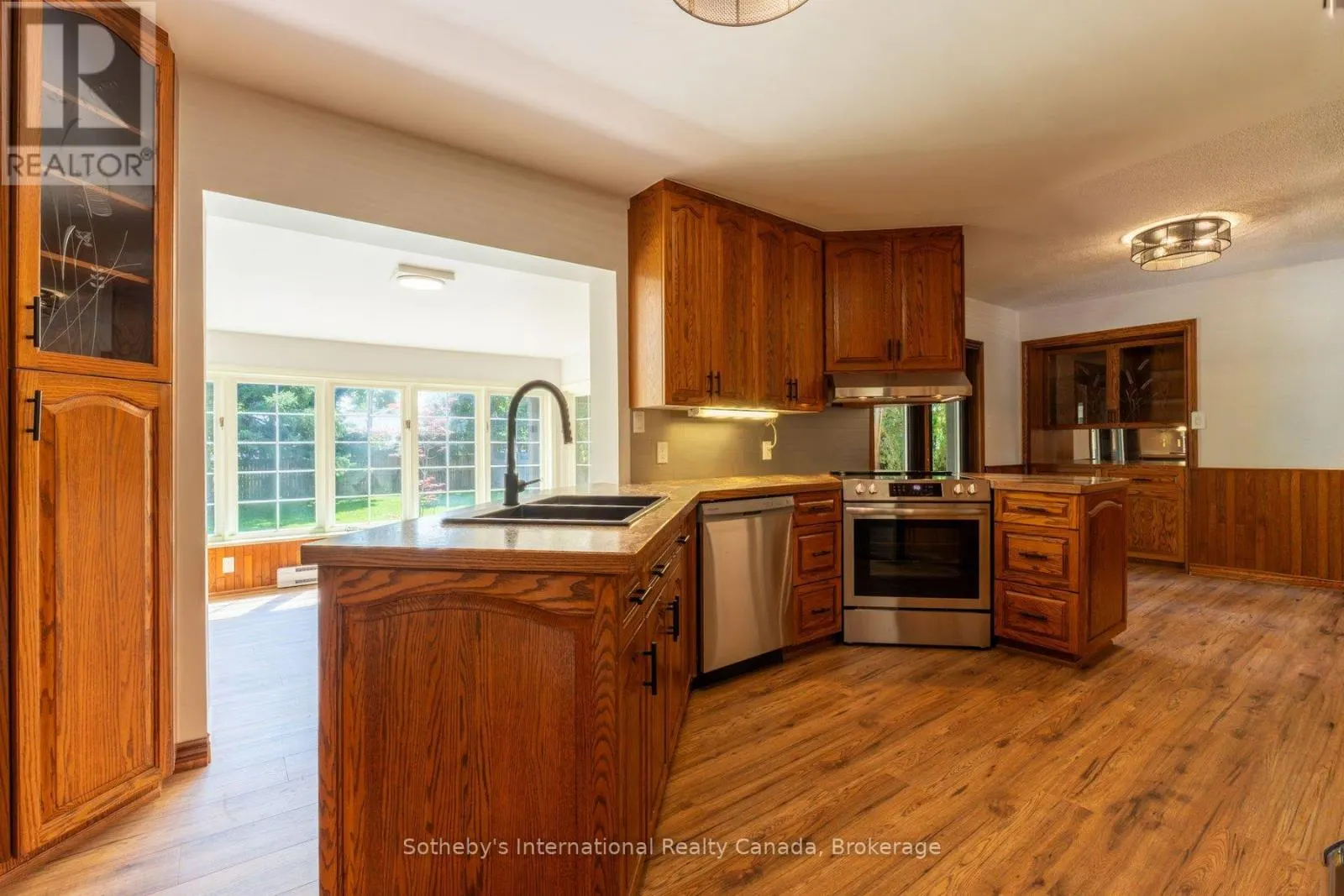 31 ELIZABETH STREET E