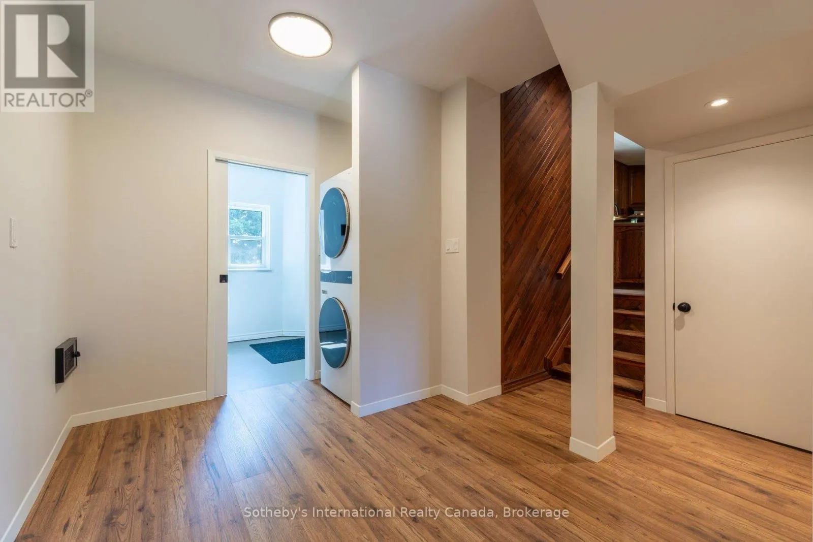 31 ELIZABETH STREET E