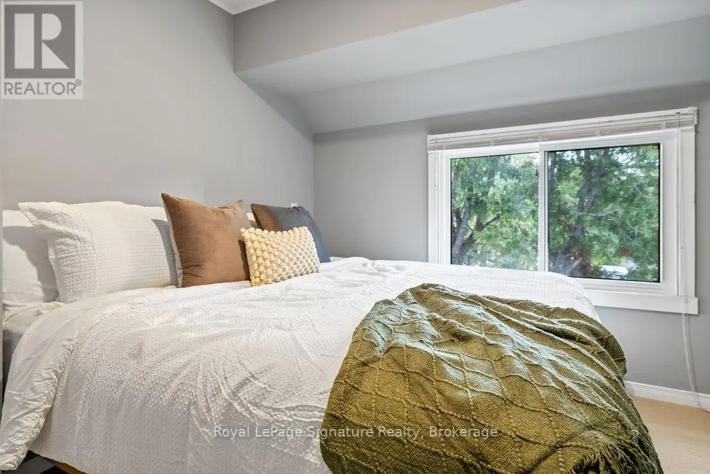 124 ESCARPMENT CRESCENT