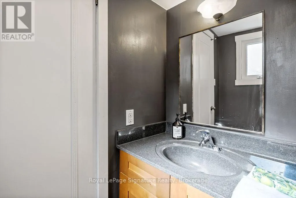 124 ESCARPMENT CRESCENT