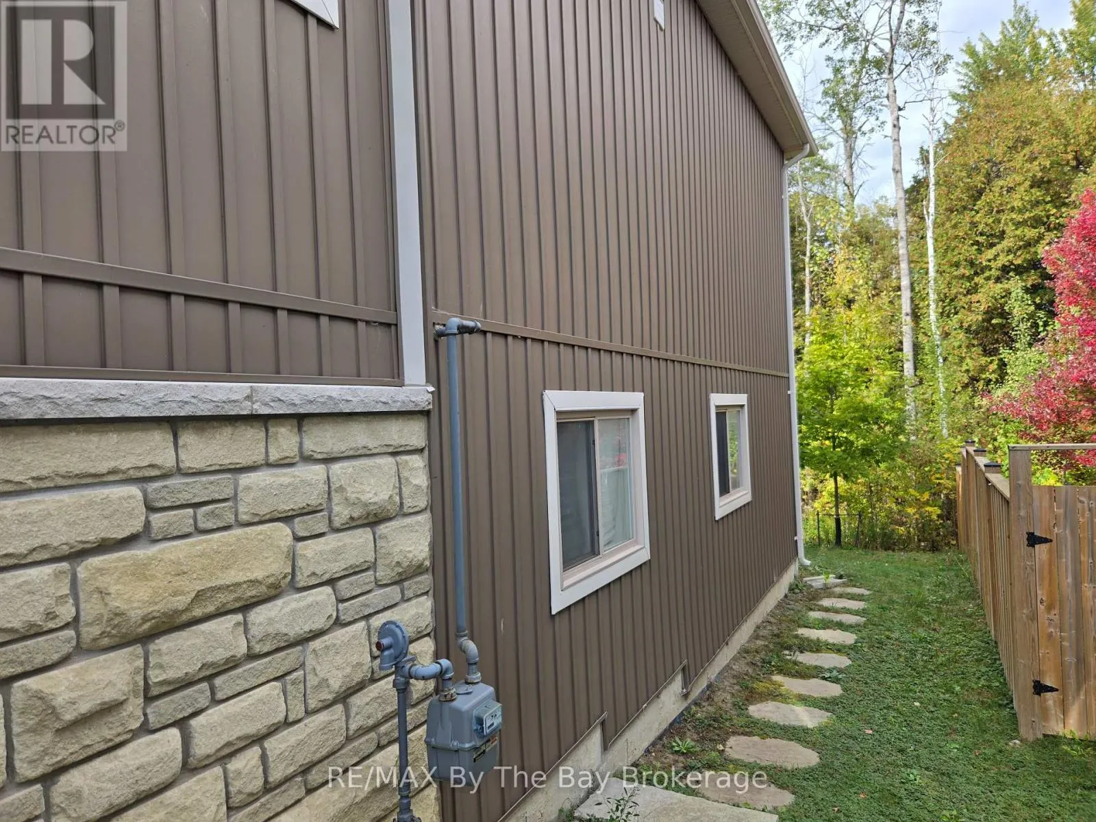 UPPER - 93 ALLEGRA DRIVE, #Upper