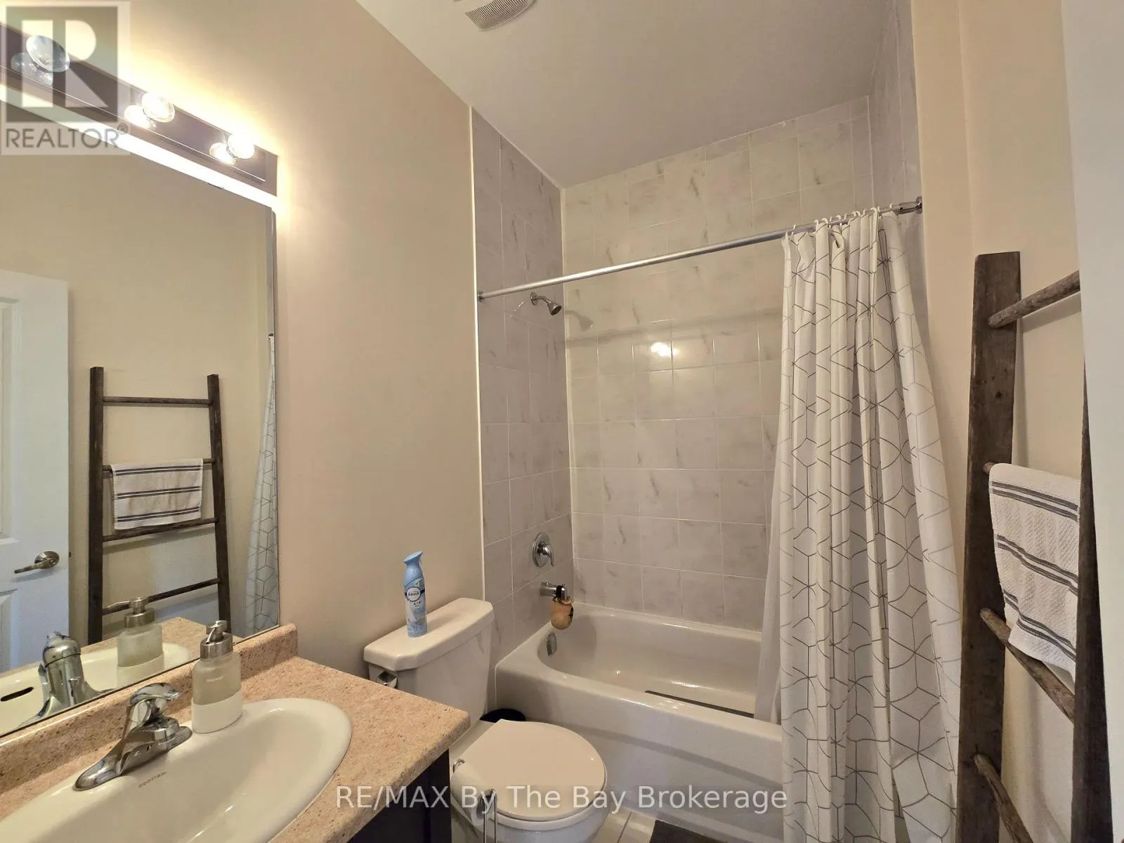 UPPER - 93 ALLEGRA DRIVE, #Upper