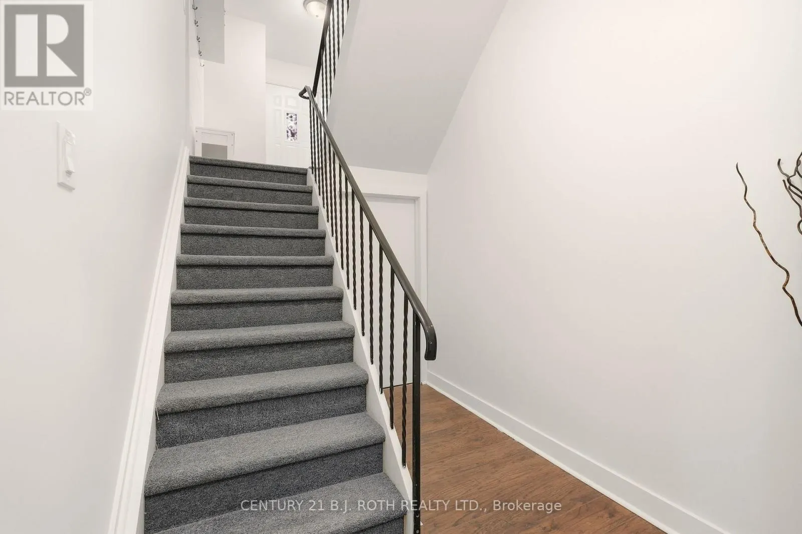 4 - 235 STEEL STREET