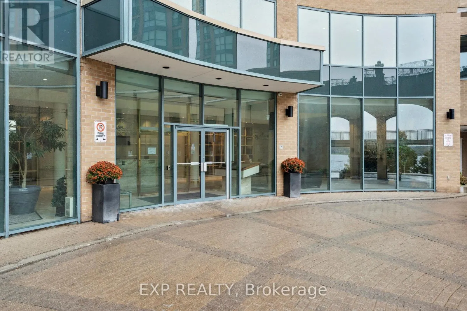 301 - 140 DUNLOP STREET E