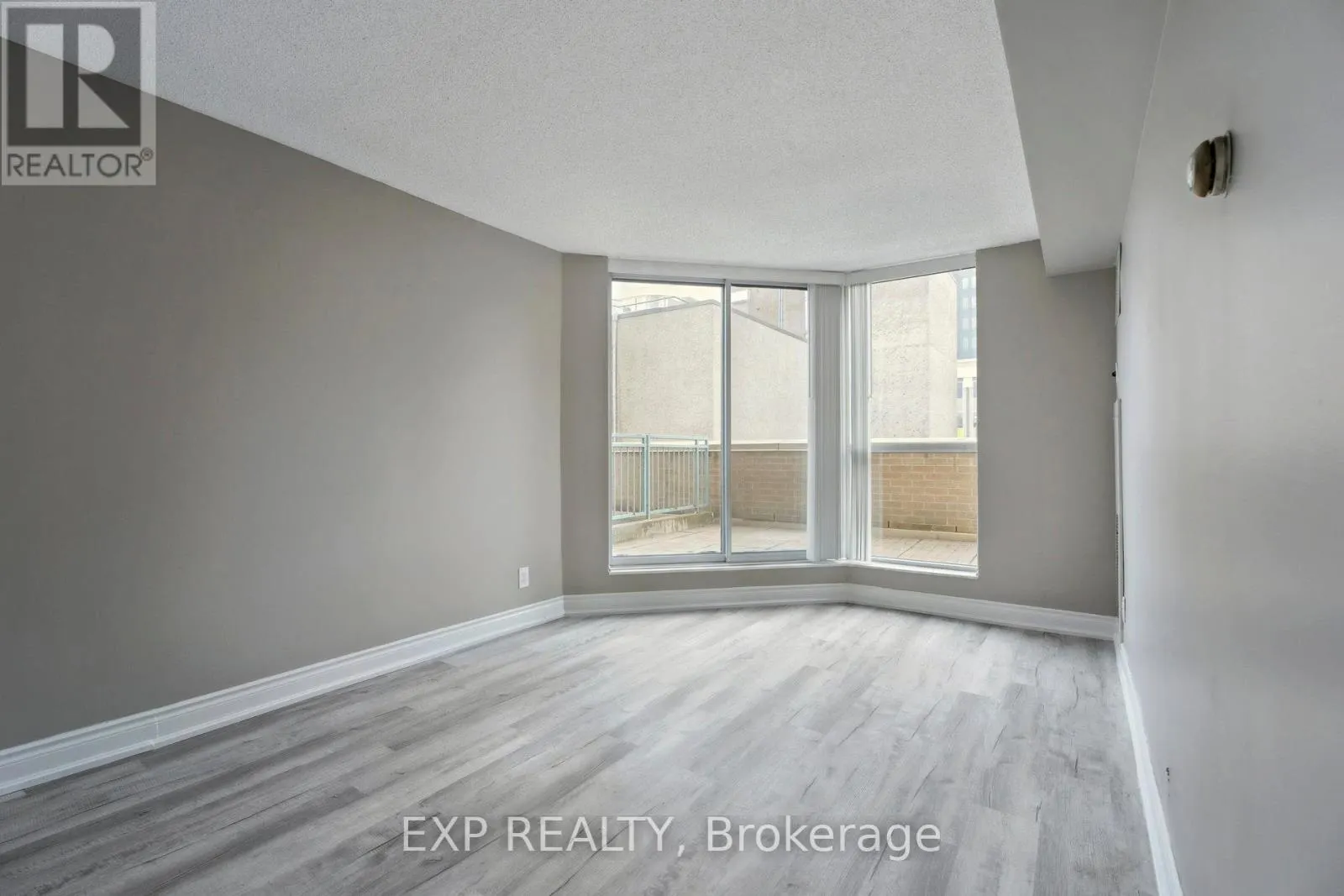 301 - 140 DUNLOP STREET E