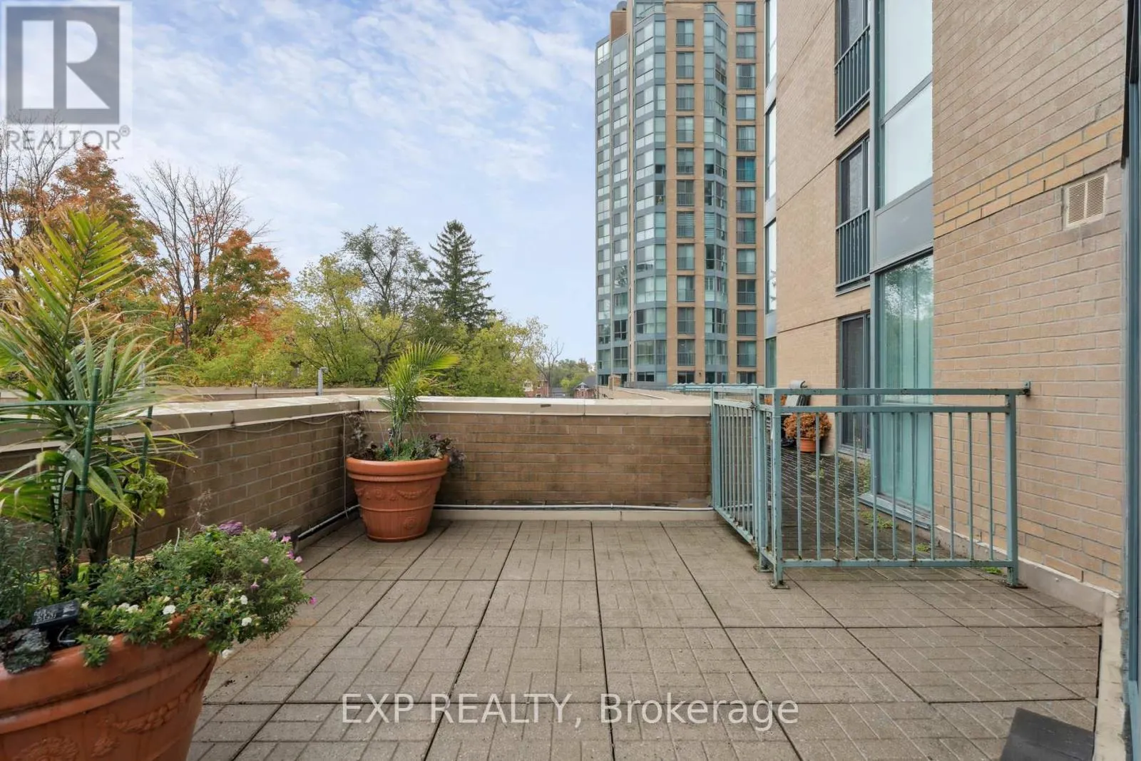 301 - 140 DUNLOP STREET E