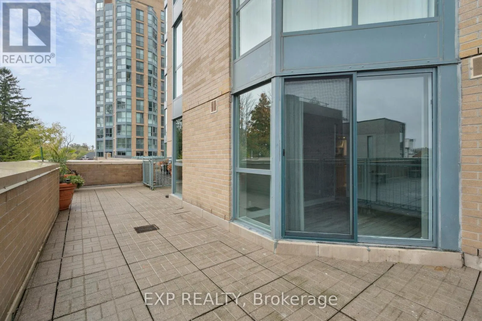 301 - 140 DUNLOP STREET E