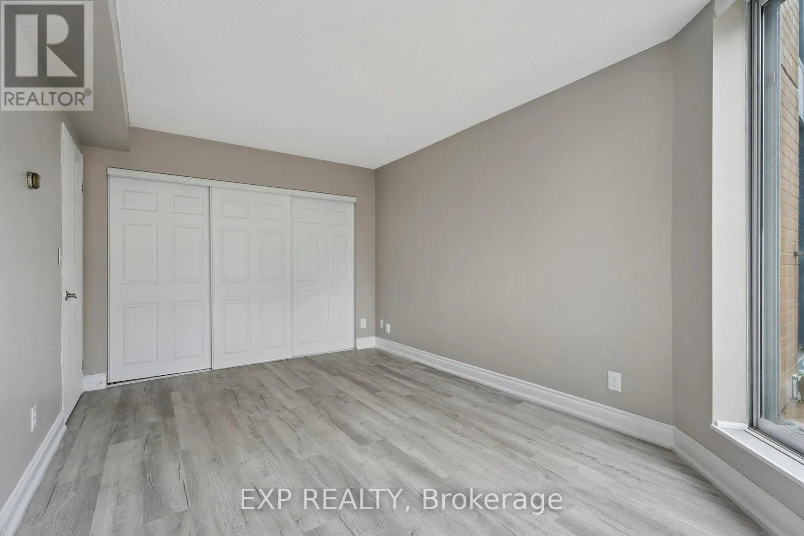 301 - 140 DUNLOP STREET E
