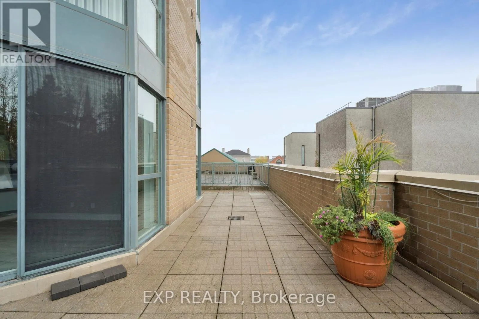 301 - 140 DUNLOP STREET E
