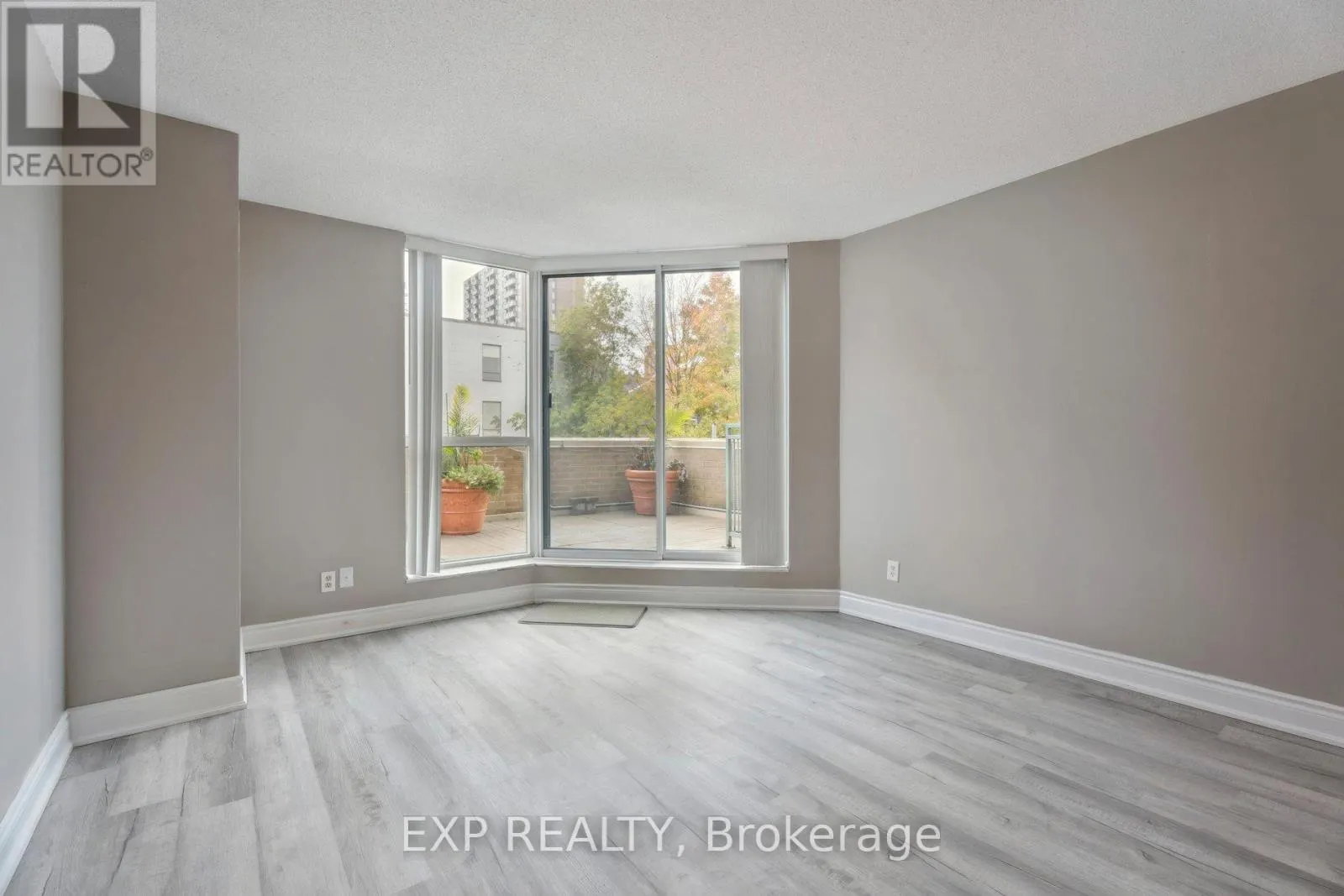 301 - 140 DUNLOP STREET E