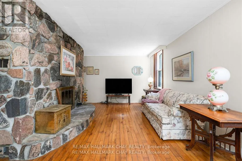 1407 FLOS 8 ROAD W