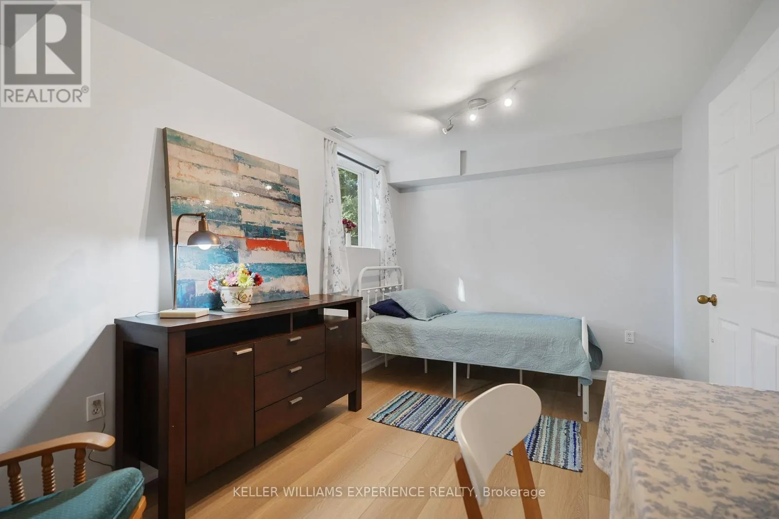 A4 - 440 YONGE STREET