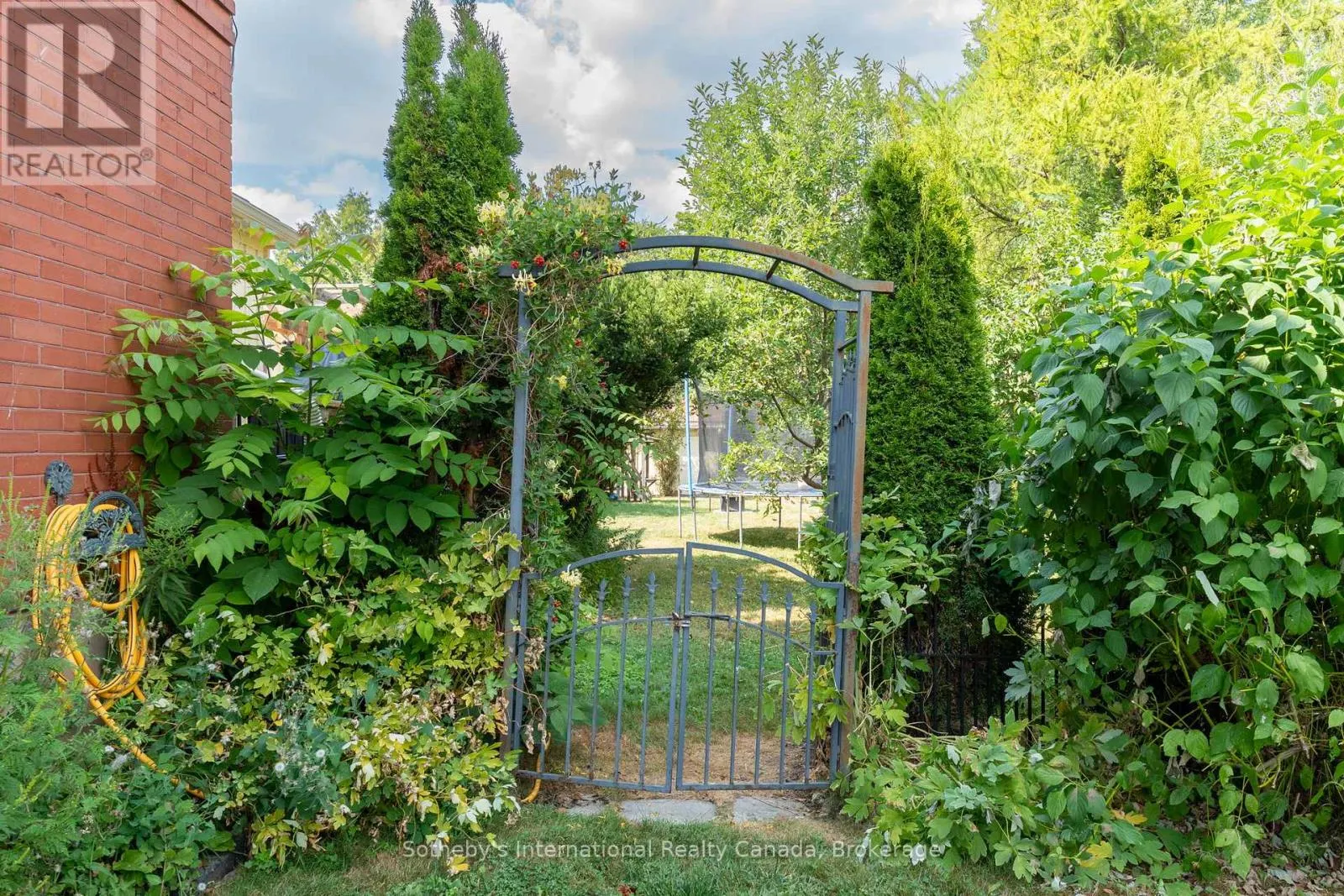 12 ELIZABETH STREET W