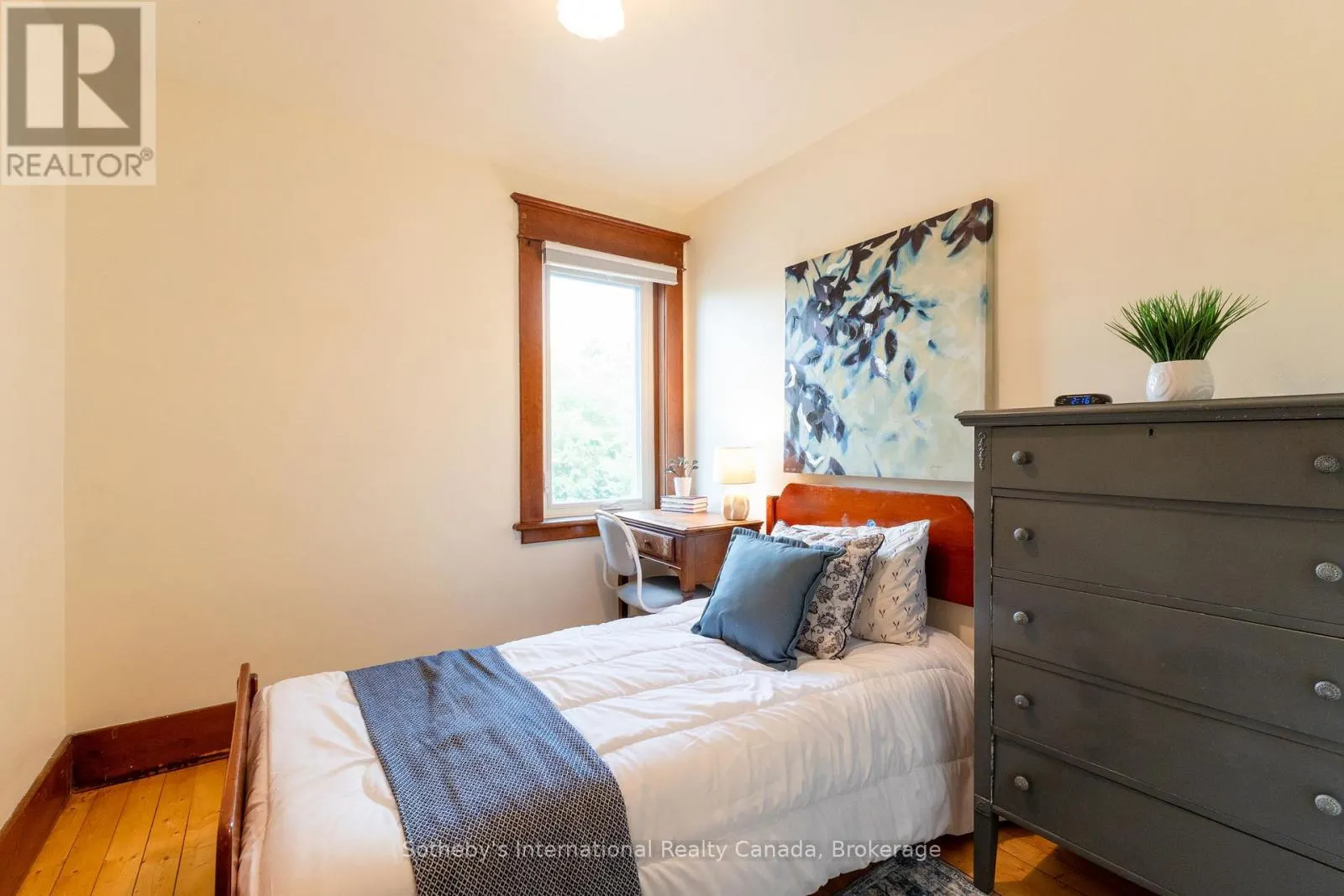 12 ELIZABETH STREET W