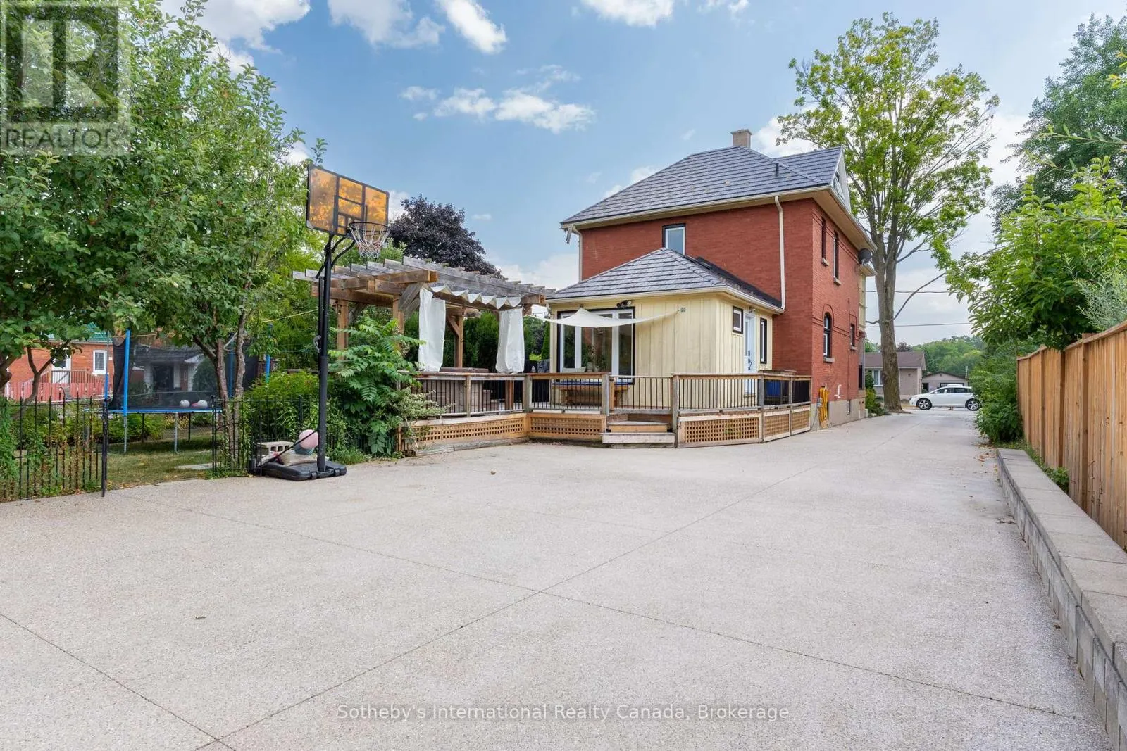 12 ELIZABETH STREET W