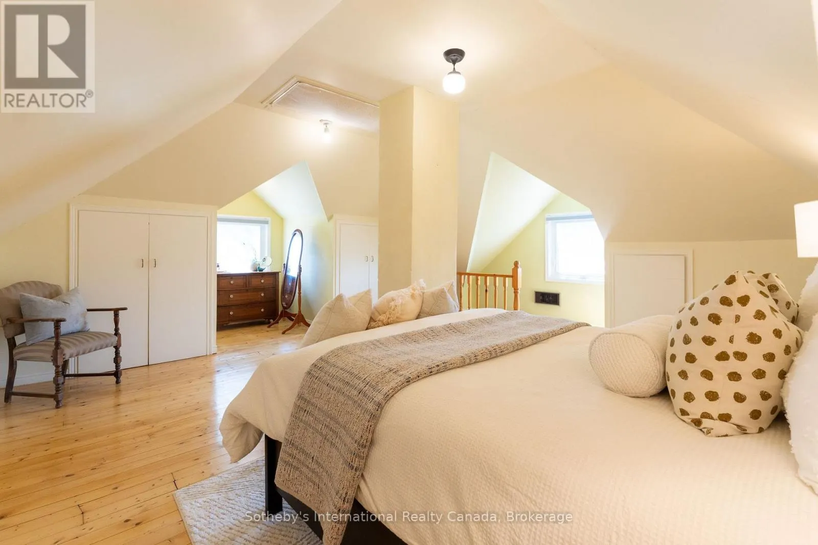 12 ELIZABETH STREET W