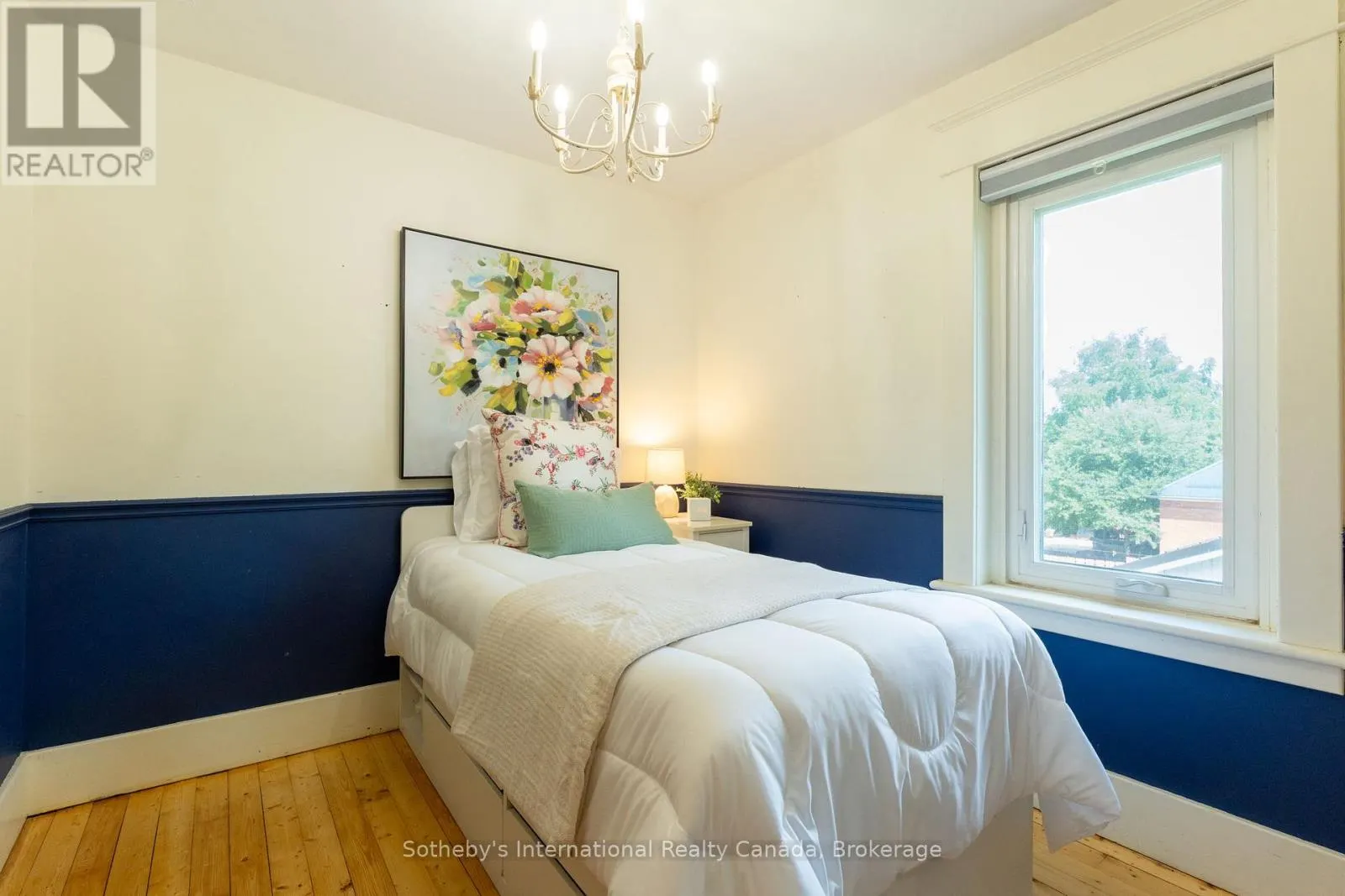 12 ELIZABETH STREET W