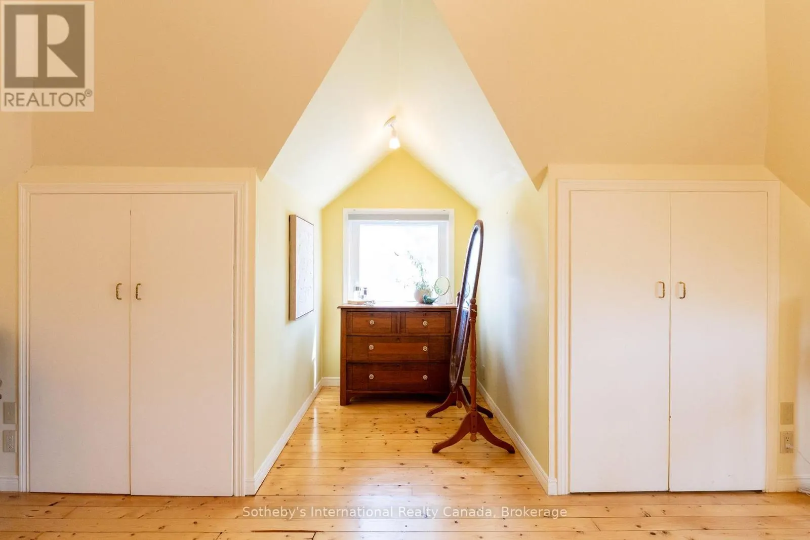 12 ELIZABETH STREET W