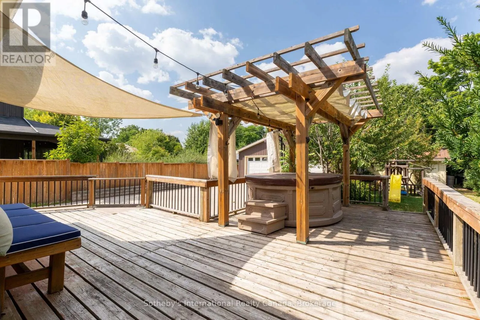 12 ELIZABETH STREET W