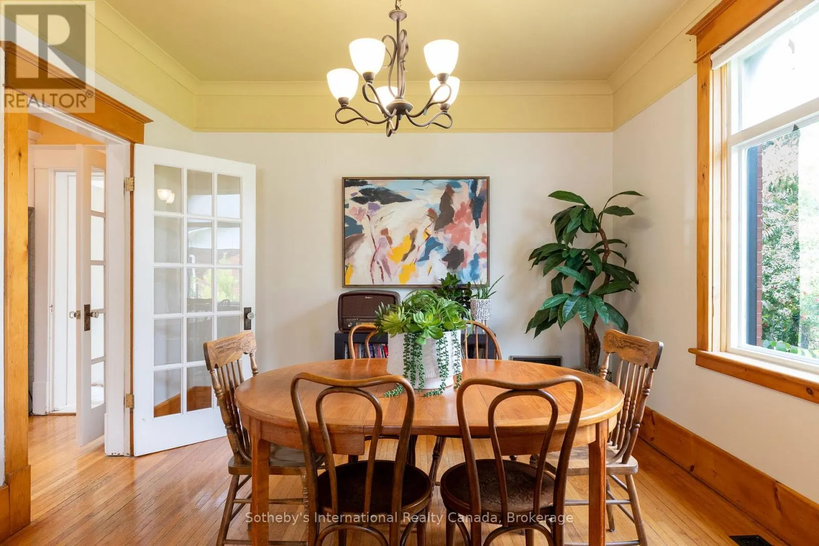 12 ELIZABETH STREET W