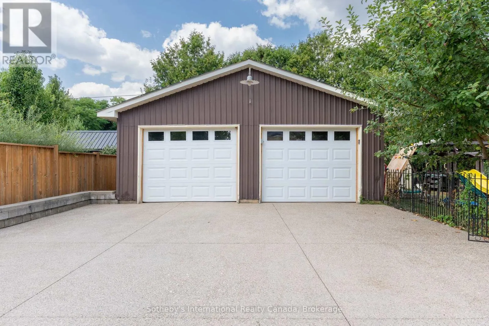 12 ELIZABETH STREET W