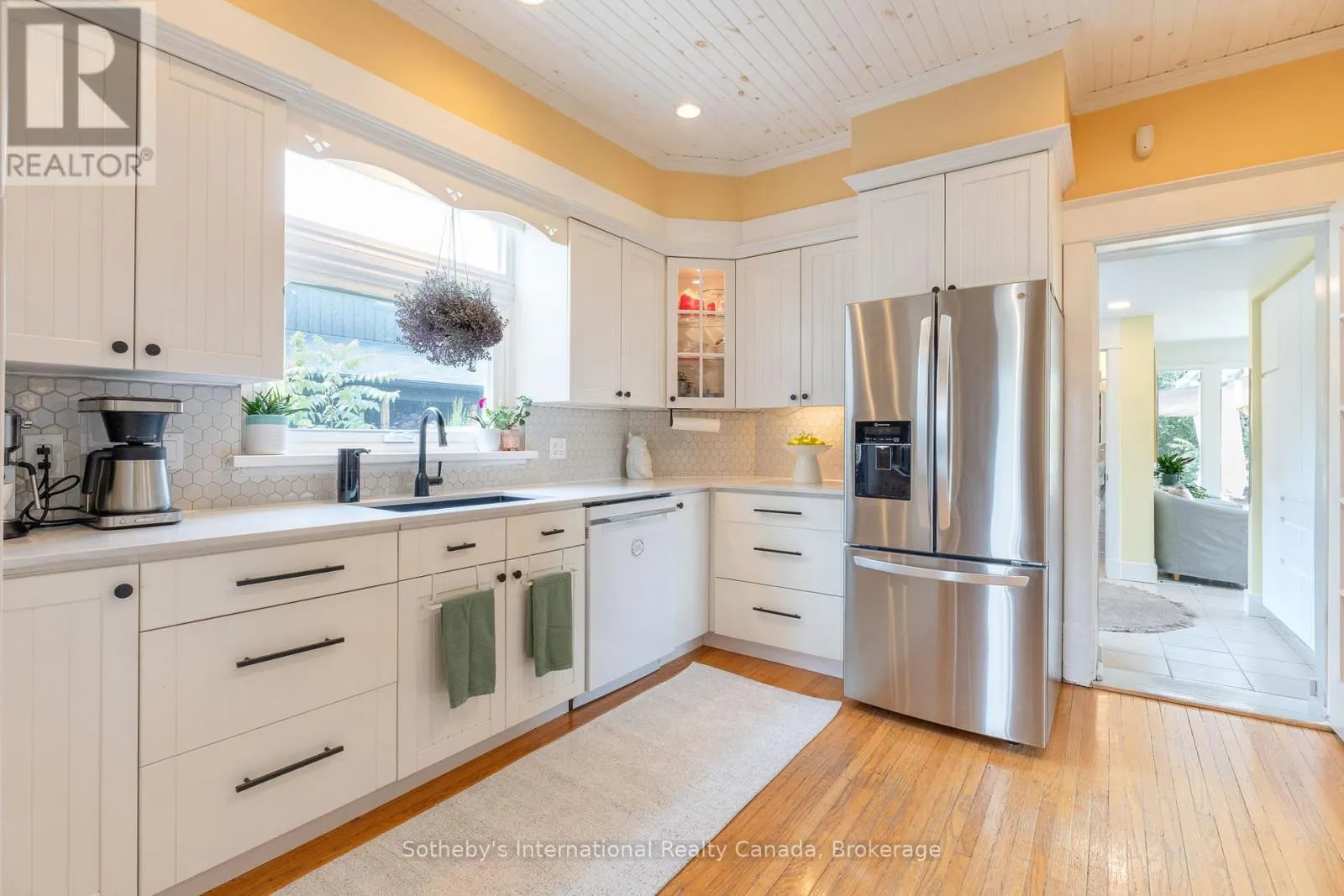 12 ELIZABETH STREET W