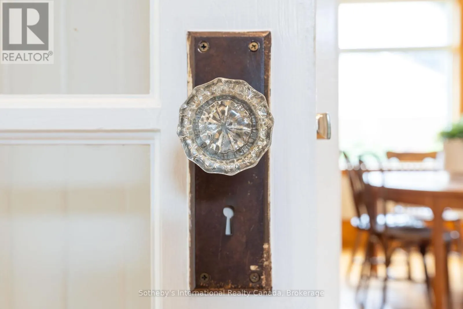 12 ELIZABETH STREET W