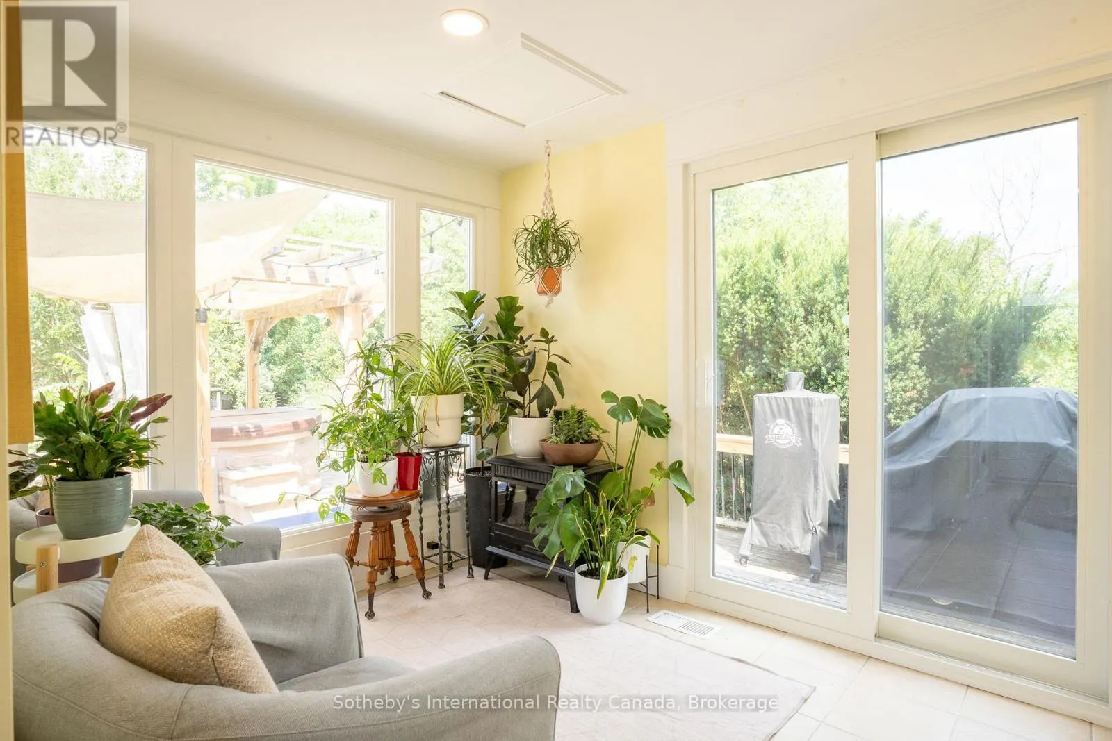 12 ELIZABETH STREET W