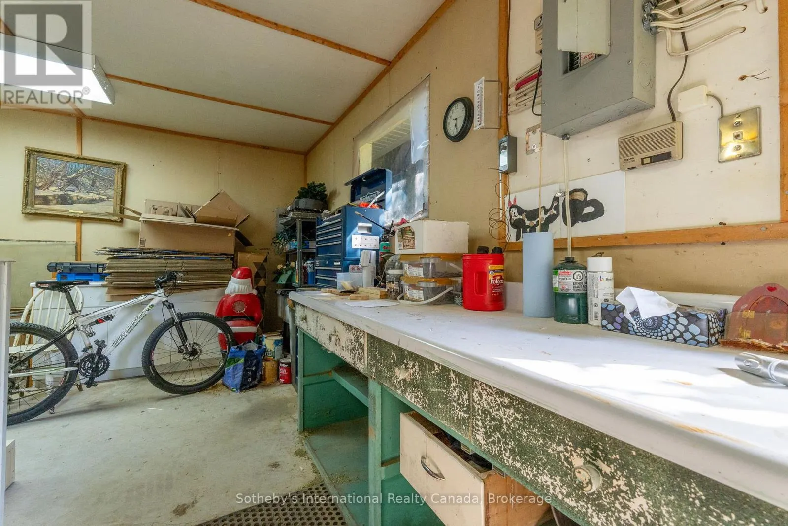 12 ELIZABETH STREET W